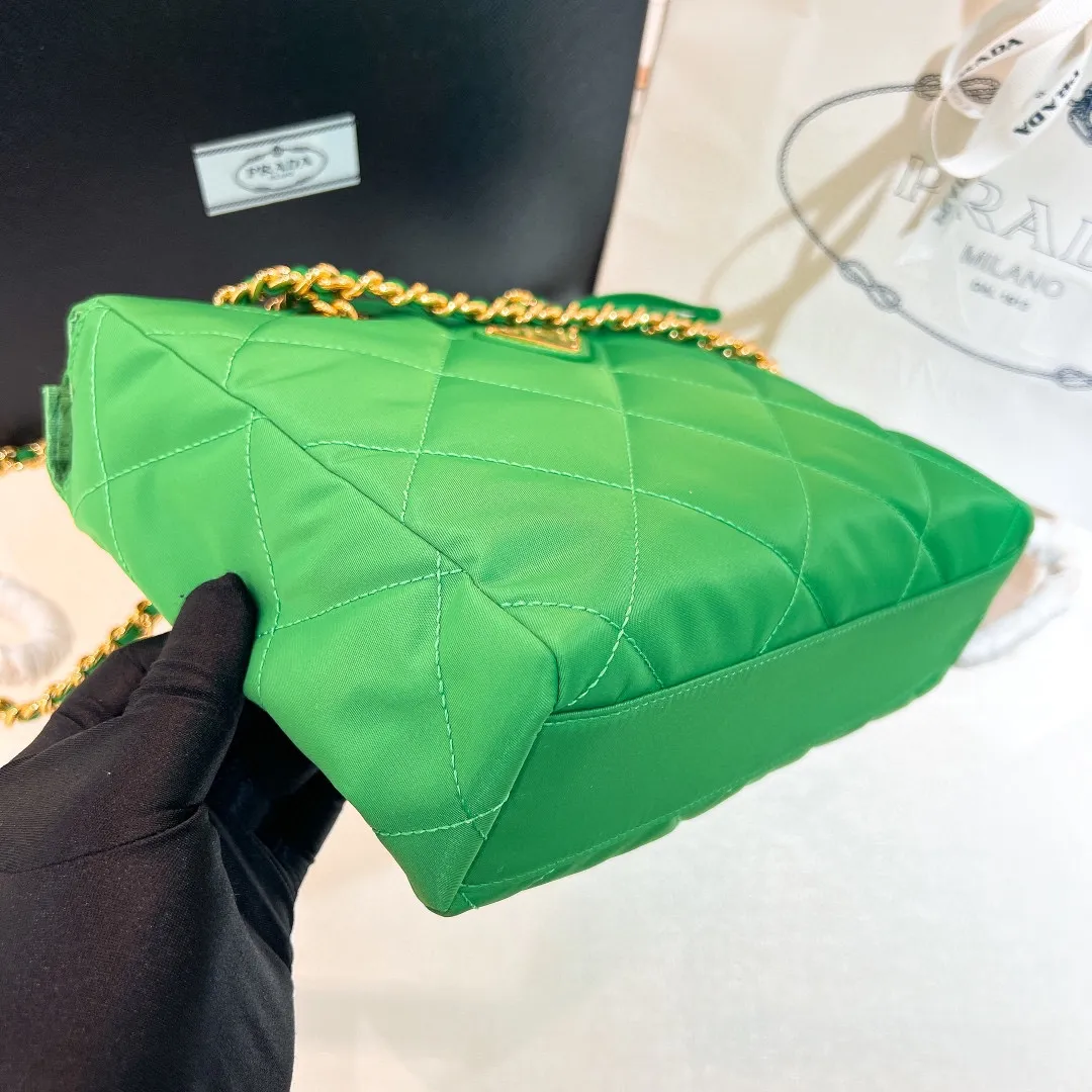 💰1120✨New product launch✨Middle-hand series chain shoulder bag/tramp bag Re-Edition19951BG468 The most fashionable retro bag type in the middle-hand series. The gold size is 25cm, suitable for fairies of all heights. It is super versatile and good-looking. Fashionable people must buy it! It is not only practical, lightweight, but also good-looking. It has a super large capacity. It has a triangle brand name + waterproof parachute nylon. The rhombus pattern adds a high quality. It is paired with a black gold chain and mixed leather shoulder strap. It is versatile and exquisite. It is ok for daily commuting and travel and vacation. It is simply great👏... Size: 25*19*7cm