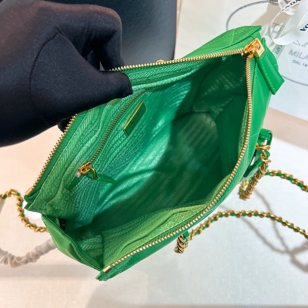💰1120✨New product launch✨Middle-hand series chain shoulder bag/tramp bag Re-Edition19951BG468 The most fashionable retro bag type in the middle-hand series. The gold size is 25cm, suitable for fairies of all heights. It is super versatile and good-looking. Fashionable people must buy it! It is not only practical, lightweight, but also good-looking. It has a super large capacity. It has a triangle brand name + waterproof parachute nylon. The rhombus pattern adds a high quality. It is paired with a black gold chain and mixed leather shoulder strap. It is versatile and exquisite. It is ok for daily commuting and travel and vacation. It is simply great👏... Size: 25*19*7cm