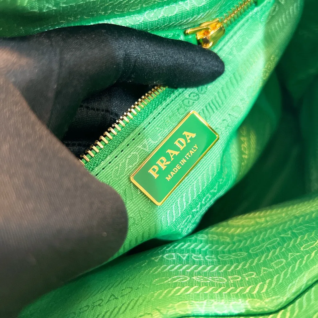 💰1120✨New product launch✨Middle-hand series chain shoulder bag/tramp bag Re-Edition19951BG468 The most fashionable retro bag type in the middle-hand series. The gold size is 25cm, suitable for fairies of all heights. It is super versatile and good-looking. Fashionable people must buy it! It is not only practical, lightweight, but also good-looking. It has a super large capacity. It has a triangle brand name + waterproof parachute nylon. The rhombus pattern adds a high quality. It is paired with a black gold chain and mixed leather shoulder strap. It is versatile and exquisite. It is ok for daily commuting and travel and vacation. It is simply great👏... Size: 25*19*7cm
