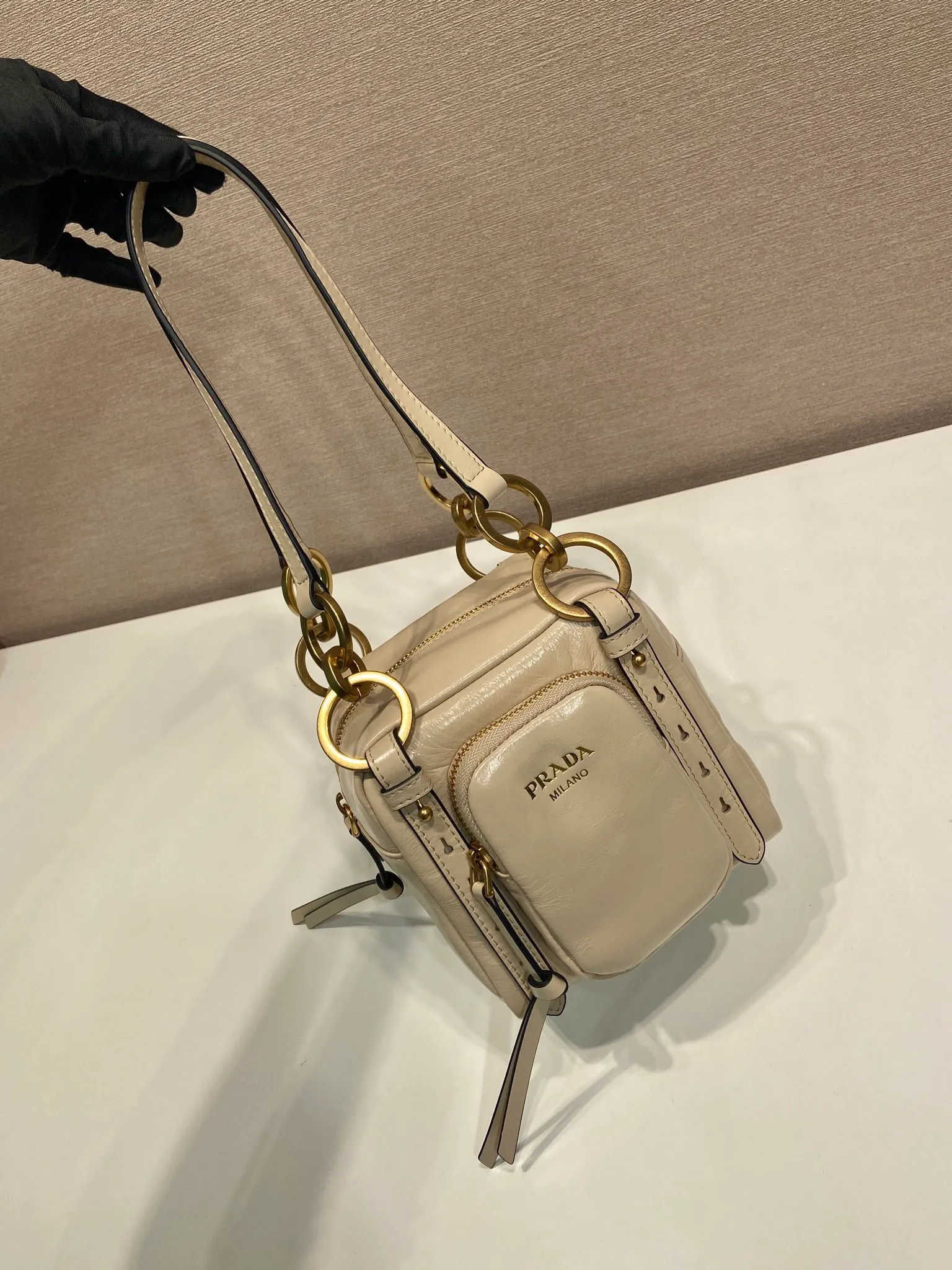 💰1500🎉New oil wax leather🎉1BB137 small size🎉💰 This new square handbag is made of soft oil wax leather with a retro feel. Retro metal hardware and zipper pockets with archive elements highlight the retro charm. It has large capacity and can be carried by hand or shoulder strap. The upper body effect is fashionable and towering. It is also a popular style that will never go out of style. Get it now🎉 Length 14x Height 14x Bottom 13.5cm🎉🎉🎉💰💰💰