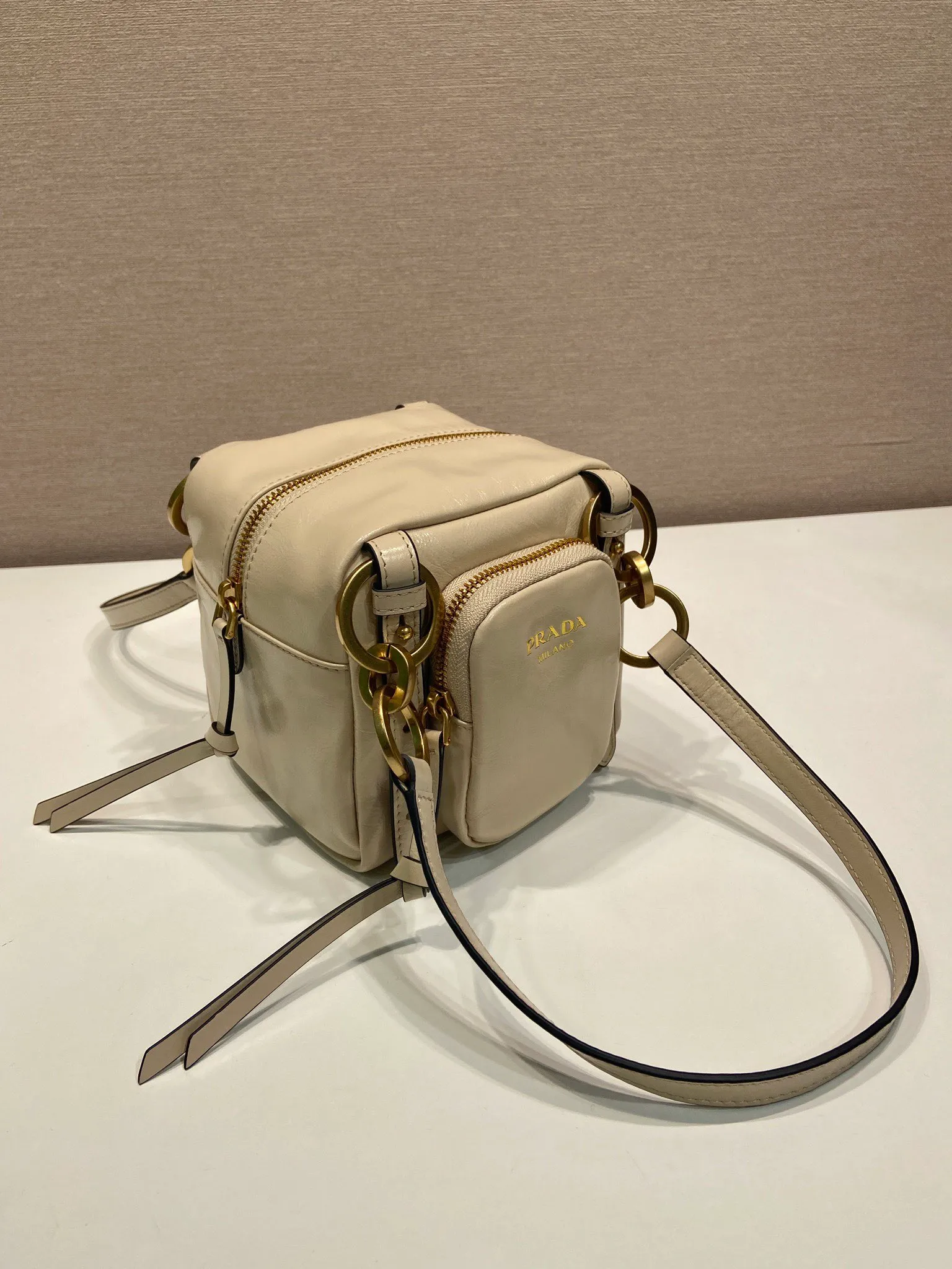 💰1500🎉New oil wax leather🎉1BB137 small size🎉💰 This new square handbag is made of soft oil wax leather with a retro feel. Retro metal hardware and zipper pockets with archive elements highlight the retro charm. It has large capacity and can be carried by hand or shoulder strap. The upper body effect is fashionable and towering. It is also a popular style that will never go out of style. Get it now🎉 Length 14x Height 14x Bottom 13.5cm🎉🎉🎉💰💰💰