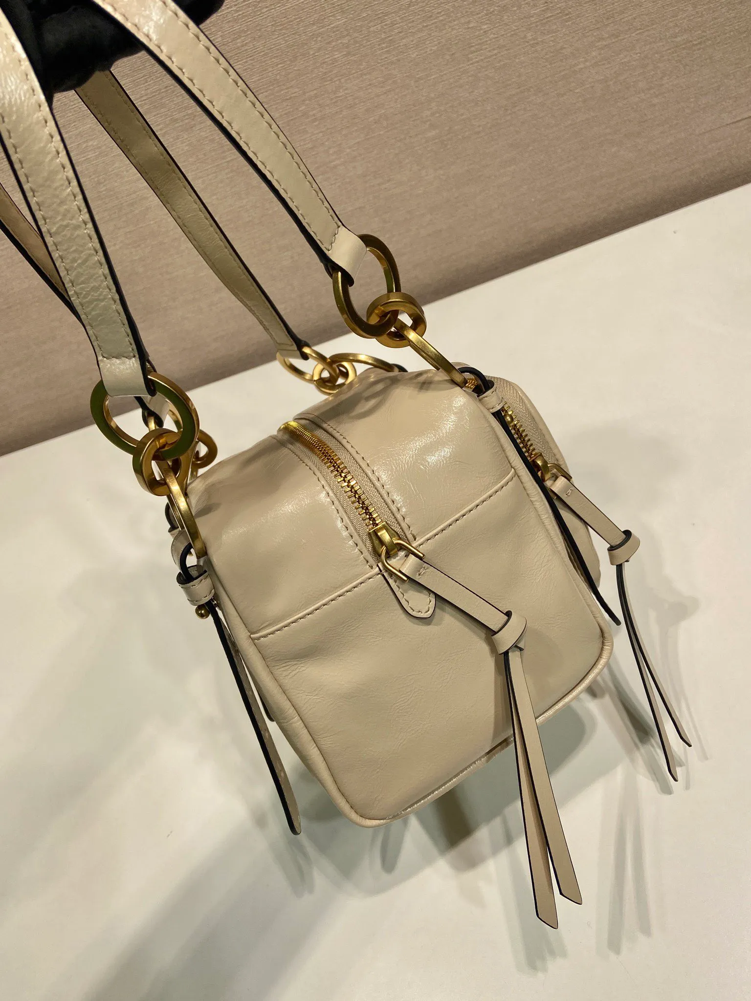 💰1500🎉New oil wax leather🎉1BB137 small size🎉💰 This new square handbag is made of soft oil wax leather with a retro feel. Retro metal hardware and zipper pockets with archive elements highlight the retro charm. It has large capacity and can be carried by hand or shoulder strap. The upper body effect is fashionable and towering. It is also a popular style that will never go out of style. Get it now🎉 Length 14x Height 14x Bottom 13.5cm🎉🎉🎉💰💰💰