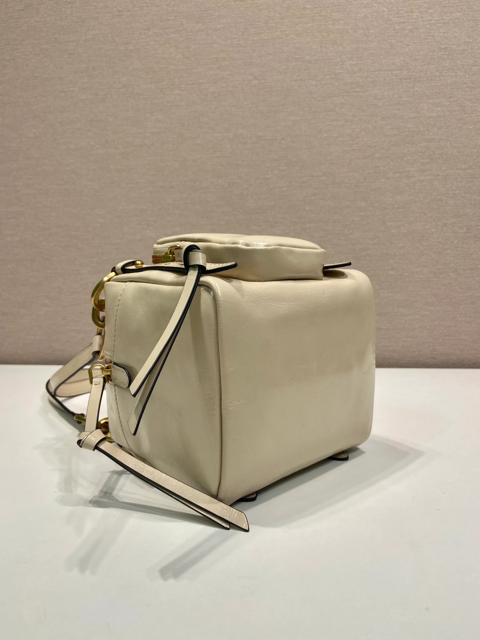 💰1500🎉New oil wax leather🎉1BB137 small size🎉💰 This new square handbag is made of soft oil wax leather with a retro feel. Retro metal hardware and zipper pockets with archive elements highlight the retro charm. It has large capacity and can be carried by hand or shoulder strap. The upper body effect is fashionable and towering. It is also a popular style that will never go out of style. Get it now🎉 Length 14x Height 14x Bottom 13.5cm🎉🎉🎉💰💰💰