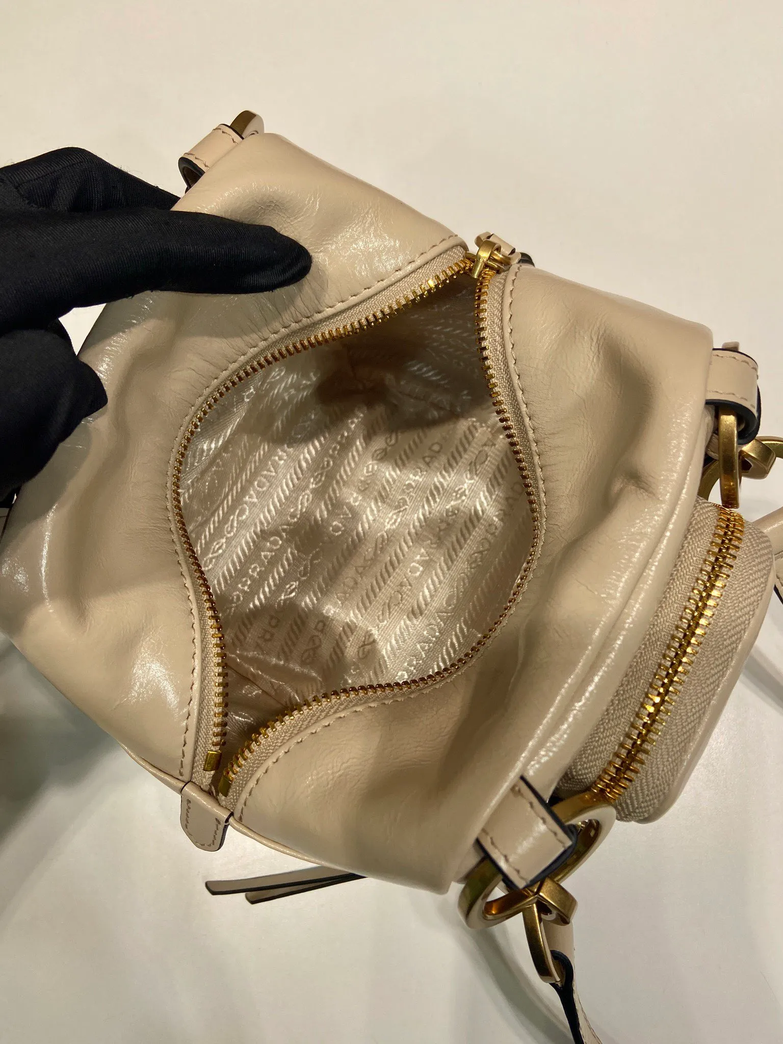 💰1500🎉New oil wax leather🎉1BB137 small size🎉💰 This new square handbag is made of soft oil wax leather with a retro feel. Retro metal hardware and zipper pockets with archive elements highlight the retro charm. It has large capacity and can be carried by hand or shoulder strap. The upper body effect is fashionable and towering. It is also a popular style that will never go out of style. Get it now🎉 Length 14x Height 14x Bottom 13.5cm🎉🎉🎉💰💰💰