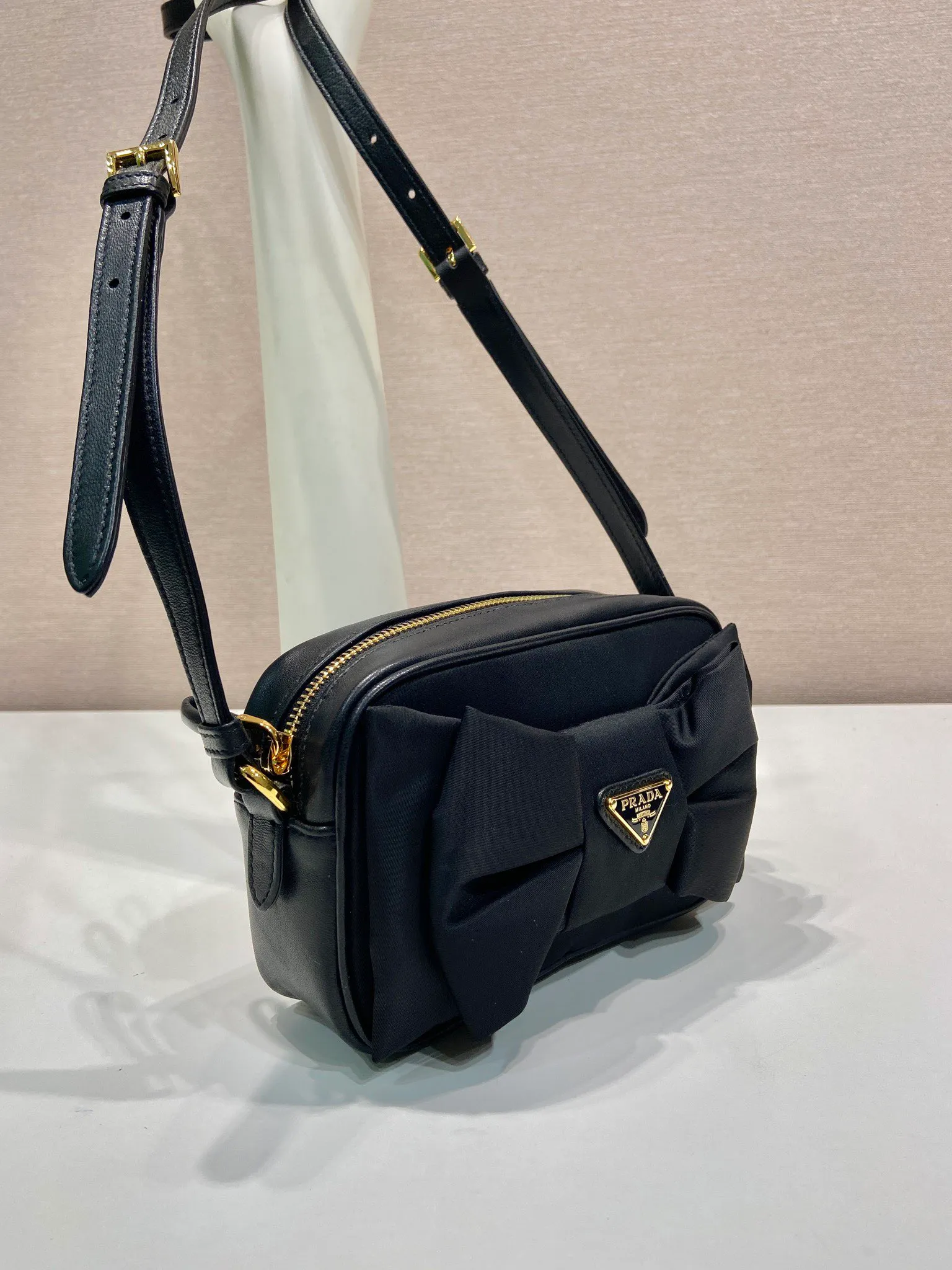 💰1120🎉Butterfly 🎉1BC242 Shoulder Bag🎉🎉 This butterfly shoulder bag is designed with padded nylon fabric and sheepskin, equipped with an adjustable long shoulder strap, showing a romantic and unconventional fashion spirit. The soft silhouette is paired with a minimalist Oversize bow, and the modern and feminine style is refreshing. It has a large capacity and is a popular model that will never go out of style🎉🎉Hurry up and get it🎉🎉 Length 18.5 height 11.5x base 5cm🎉🎉🎉👏👏👏