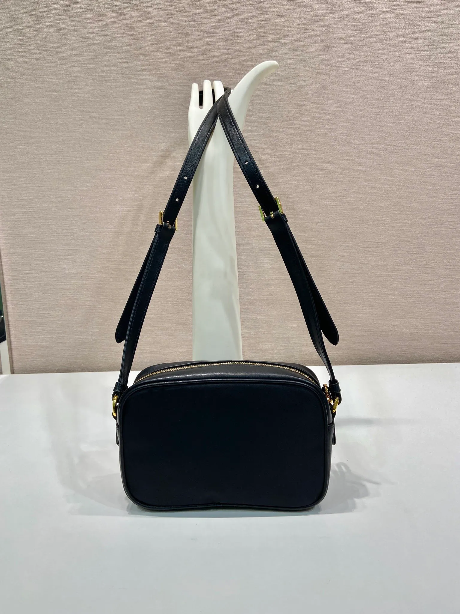 💰1120🎉Butterfly 🎉1BC242 Shoulder Bag🎉🎉 This butterfly shoulder bag is designed with padded nylon fabric and sheepskin, equipped with an adjustable long shoulder strap, showing a romantic and unconventional fashion spirit. The soft silhouette is paired with a minimalist Oversize bow, and the modern and feminine style is refreshing. It has a large capacity and is a popular model that will never go out of style🎉🎉Hurry up and get it🎉🎉 Length 18.5 height 11.5x base 5cm🎉🎉🎉👏👏👏