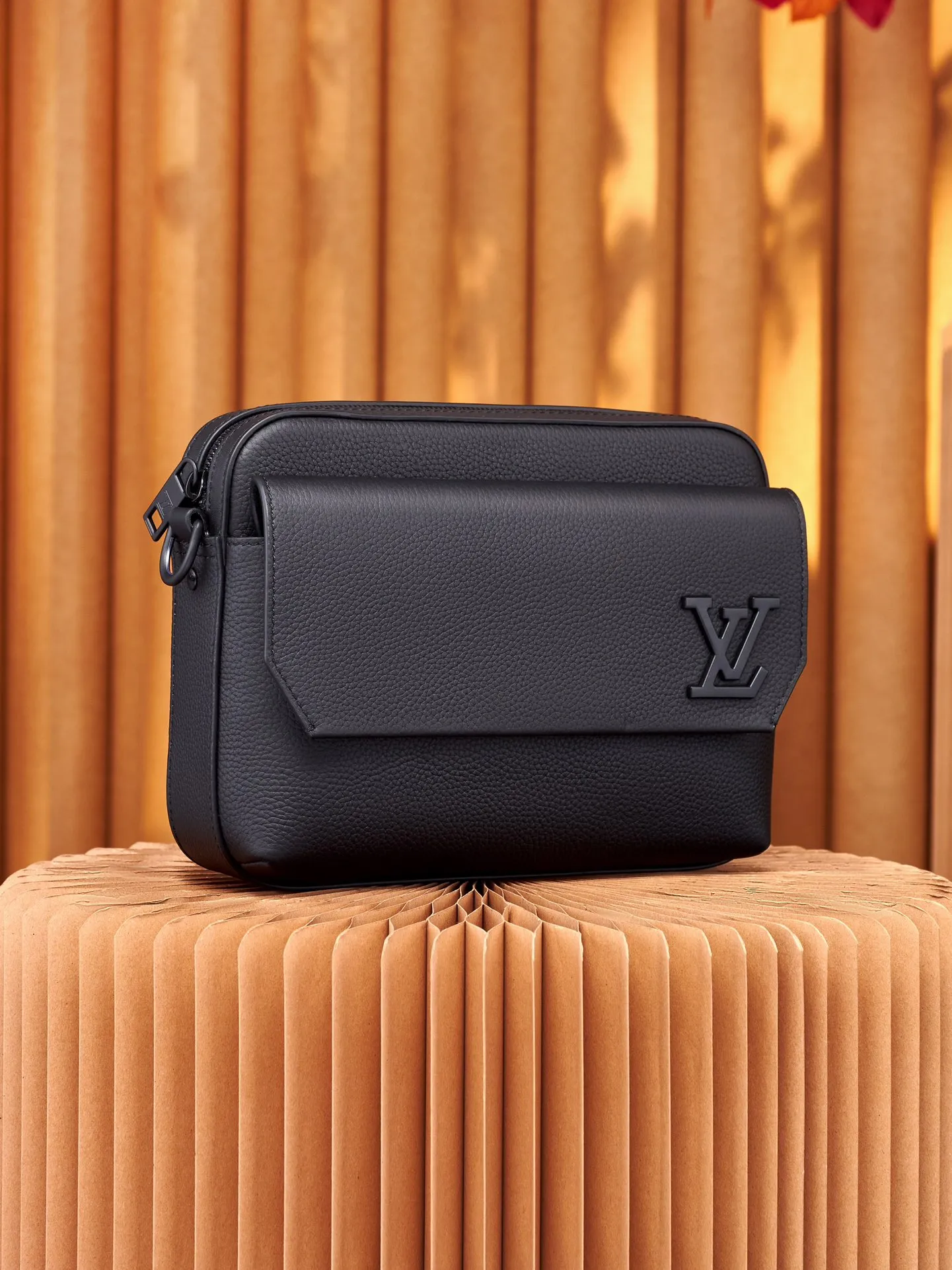 P¥740👉nfc163C01 dynamic chip version👈【Top inspection-free all-steel hardware】This Fastline messenger bag is made of soft cow leather and has a close-fitting shape. It is equipped with a practical front pocket that can accommodate daily needs such as mobile phones, short wallets, notepads and headphones. The Louis Vuitton logo shoulder strap is adjustable or removable, allowing you to switch between shoulder and cross-body wear. Cow leather - Cow leather trim - Textile lining - Metal hardware - Metal LV lettering - Zipper closure - Front flap with magnetic buckle - Shoulder strap: removable and adjustable! ! Model: M22482; Size: 23.5x18x7CM