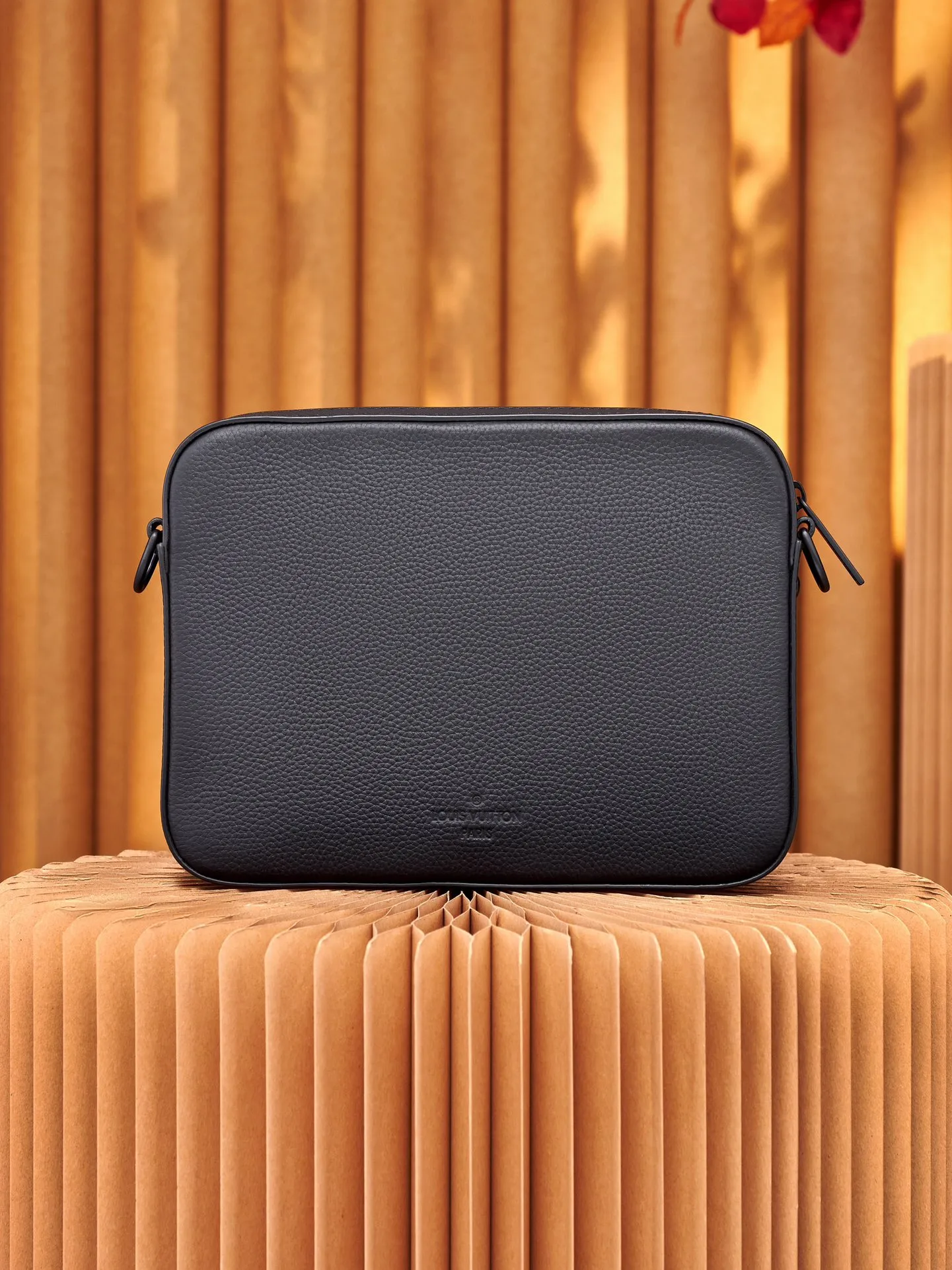 P¥740👉nfc163C01 dynamic chip version👈【Top inspection-free all-steel hardware】This Fastline messenger bag is made of soft cow leather and has a close-fitting shape. It is equipped with a practical front pocket that can accommodate daily needs such as mobile phones, short wallets, notepads and headphones. The Louis Vuitton logo shoulder strap is adjustable or removable, allowing you to switch between shoulder and cross-body wear. Cow leather - Cow leather trim - Textile lining - Metal hardware - Metal LV lettering - Zipper closure - Front flap with magnetic buckle - Shoulder strap: removable and adjustable! ! Model: M22482; Size: 23.5x18x7CM