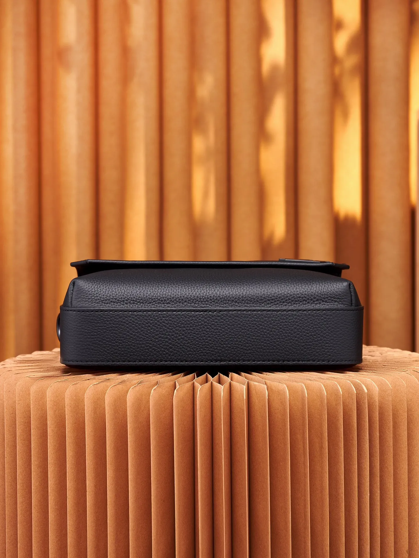 P¥740👉nfc163C01 dynamic chip version👈【Top inspection-free all-steel hardware】This Fastline messenger bag is made of soft cow leather and has a close-fitting shape. It is equipped with a practical front pocket that can accommodate daily needs such as mobile phones, short wallets, notepads and headphones. The Louis Vuitton logo shoulder strap is adjustable or removable, allowing you to switch between shoulder and cross-body wear. Cow leather - Cow leather trim - Textile lining - Metal hardware - Metal LV lettering - Zipper closure - Front flap with magnetic buckle - Shoulder strap: removable and adjustable! ! Model: M22482; Size: 23.5x18x7CM