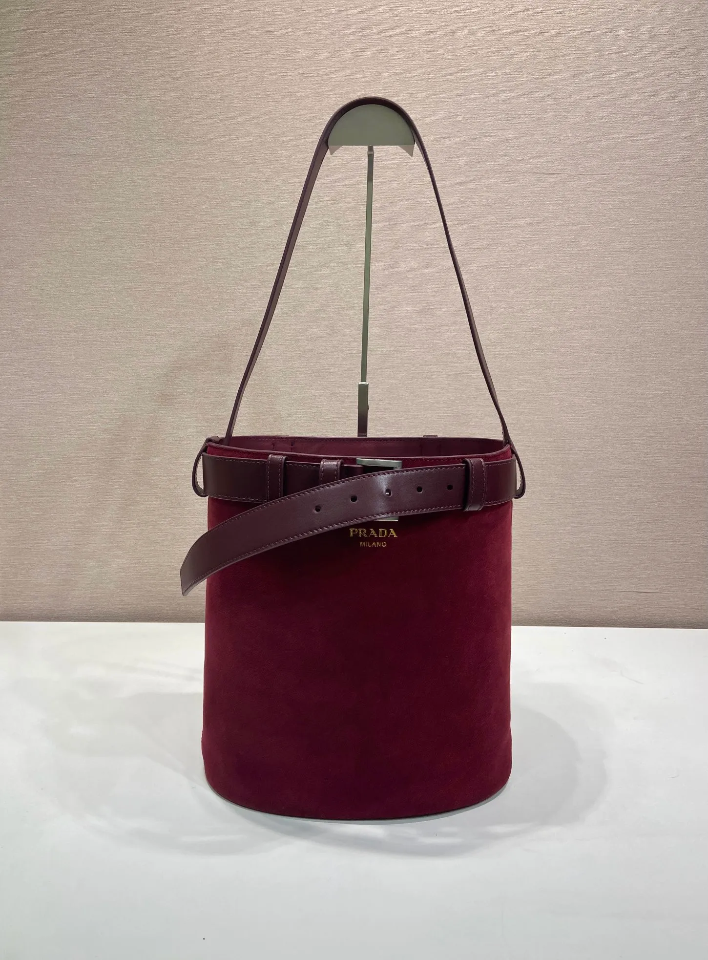 💰1520🎉New bucket bag🎉1BE085 suede leather🎉🎉 This fashionable bucket bag is a new interpretation of the Buckle handbag in silhouette, using imported suede leather and imported sheepskin inside. Comes with a belt with a detachable classic buckle that can be paired with other outfits. Add the finishing touch to a modern, versatile design. Large space, practical and fashionable, babies, hurry up and get it🎉🎉 Length 26.5x Height 29x Bottom 18cm🎉🎉🎉💰💰💰