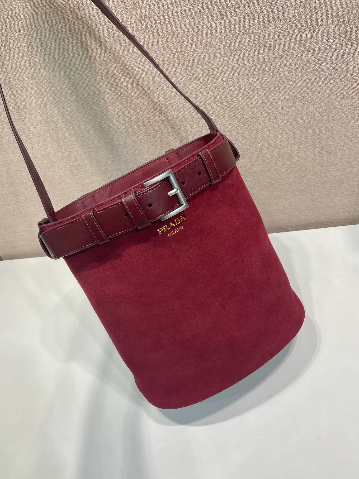 💰1520🎉New bucket bag🎉1BE085 suede leather🎉🎉 This fashionable bucket bag is a new interpretation of the Buckle handbag in silhouette, using imported suede leather and imported sheepskin inside. Comes with a belt with a detachable classic buckle that can be paired with other outfits. Add the finishing touch to a modern, versatile design. Large space, practical and fashionable, babies, hurry up and get it🎉🎉 Length 26.5x Height 29x Bottom 18cm🎉🎉🎉💰💰💰