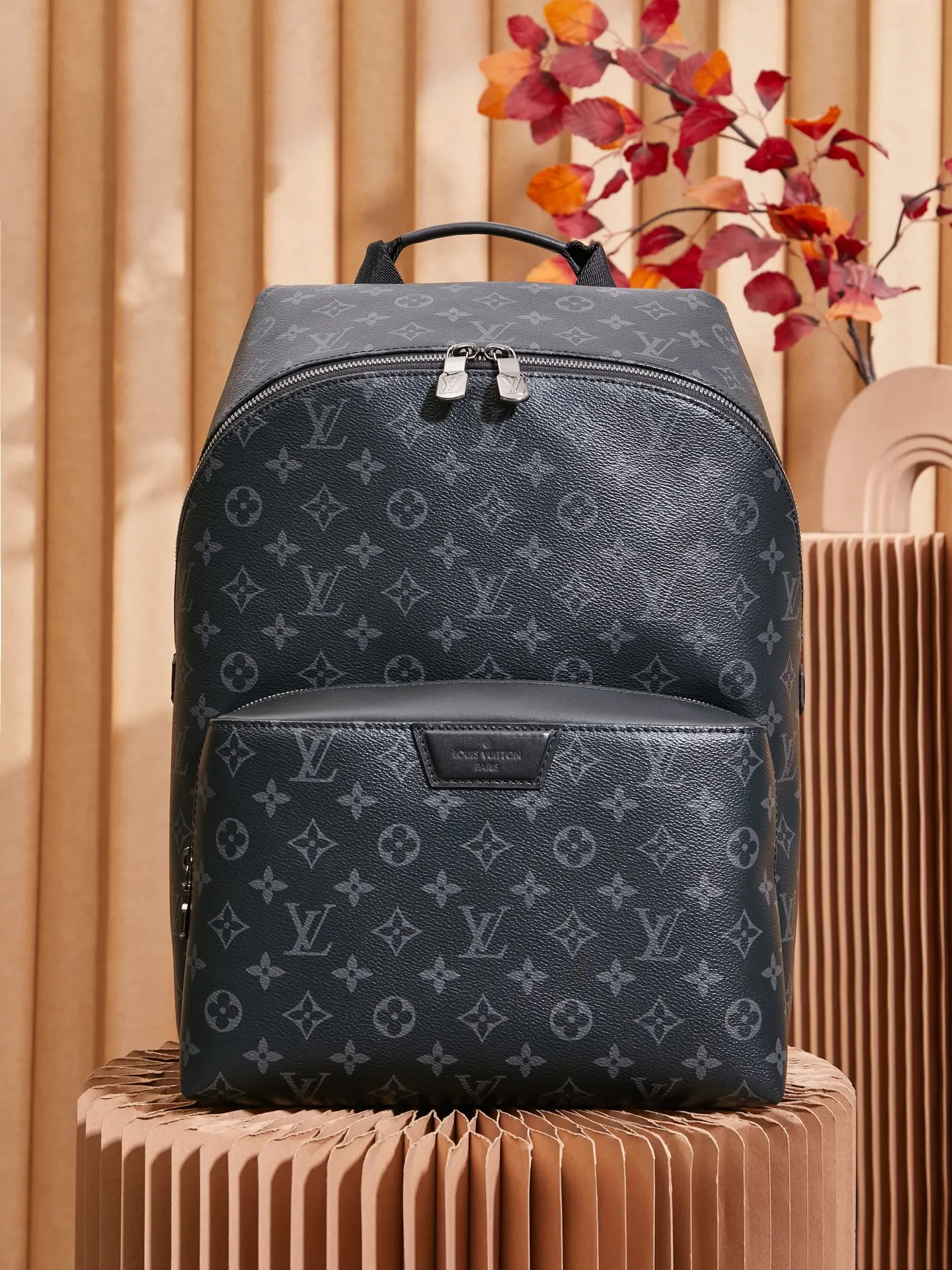 p¥920👉nfc163C0q dynamic chip version👈【Top inspection-free all-steel hardware】Style is casual and sophisticated. This Discovery backpack is made of soft Monogram Eclipse coated canvas fabric, which is a combination of style and function. Featuring a range of design details such as comfortable leather shoulder straps and front pockets with magnetic closure. The outer layer is Monogram Eclipse coated canvas, the fabric lining, the natural cowhide leather trim, the silver-plated metal hardware, 1 pair of adjustable leather shoulder straps, 2 internal patch pockets, and an iPad internal pocket! ! Model: M43186; Size: 37x40x20CM