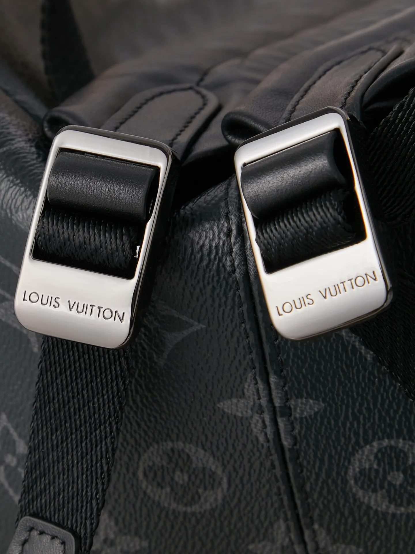 p¥920👉nfc163C0q dynamic chip version👈【Top inspection-free all-steel hardware】Style is casual and sophisticated. This Discovery backpack is made of soft Monogram Eclipse coated canvas fabric, which is a combination of style and function. Featuring a range of design details such as comfortable leather shoulder straps and front pockets with magnetic closure. The outer layer is Monogram Eclipse coated canvas, the fabric lining, the natural cowhide leather trim, the silver-plated metal hardware, 1 pair of adjustable leather shoulder straps, 2 internal patch pockets, and an iPad internal pocket! ! Model: M43186; Size: 37x40x20CM