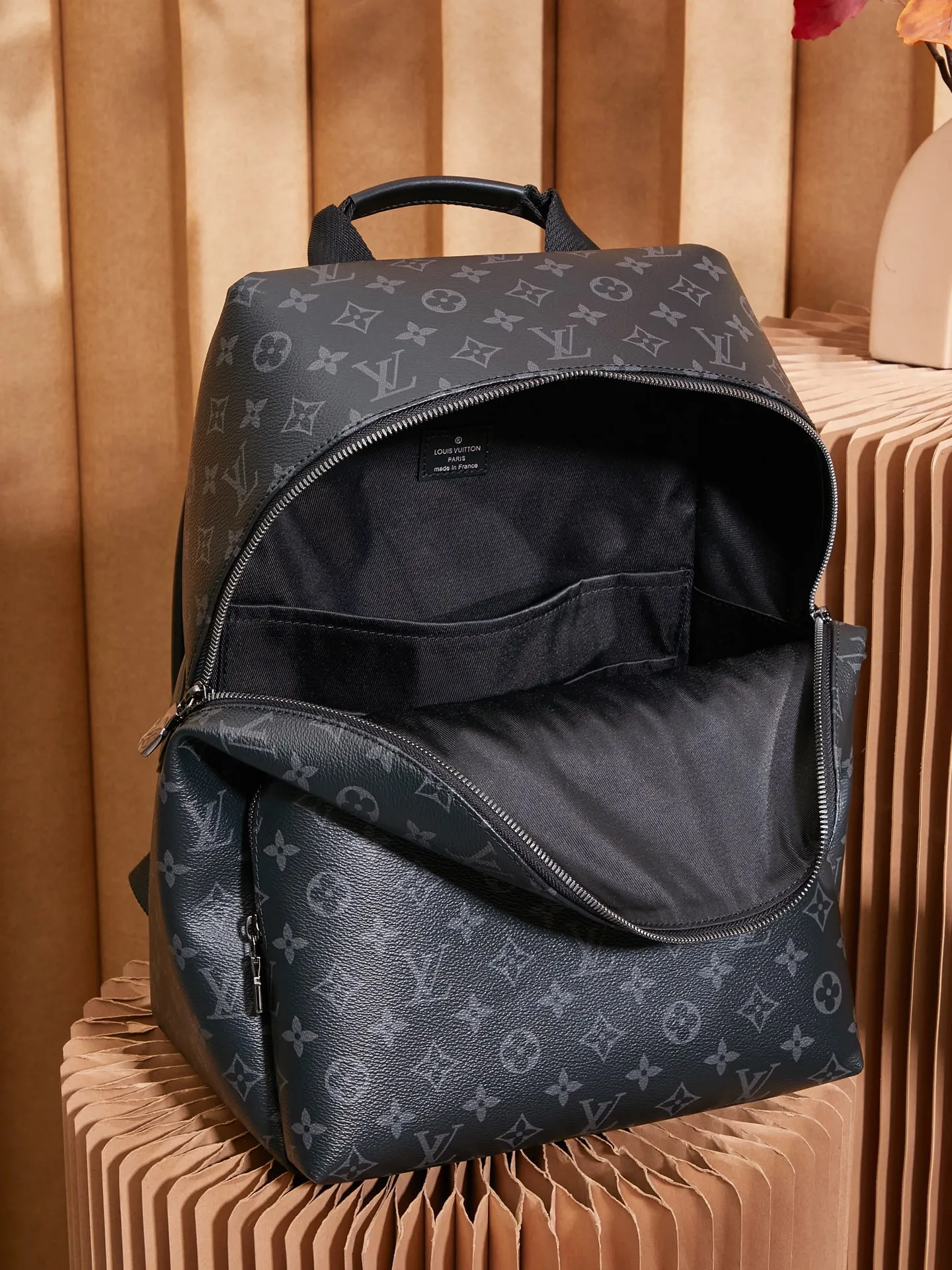 p¥920👉nfc163C0q dynamic chip version👈【Top inspection-free all-steel hardware】Style is casual and sophisticated. This Discovery backpack is made of soft Monogram Eclipse coated canvas fabric, which is a combination of style and function. Featuring a range of design details such as comfortable leather shoulder straps and front pockets with magnetic closure. The outer layer is Monogram Eclipse coated canvas, the fabric lining, the natural cowhide leather trim, the silver-plated metal hardware, 1 pair of adjustable leather shoulder straps, 2 internal patch pockets, and an iPad internal pocket! ! Model: M43186; Size: 37x40x20CM
