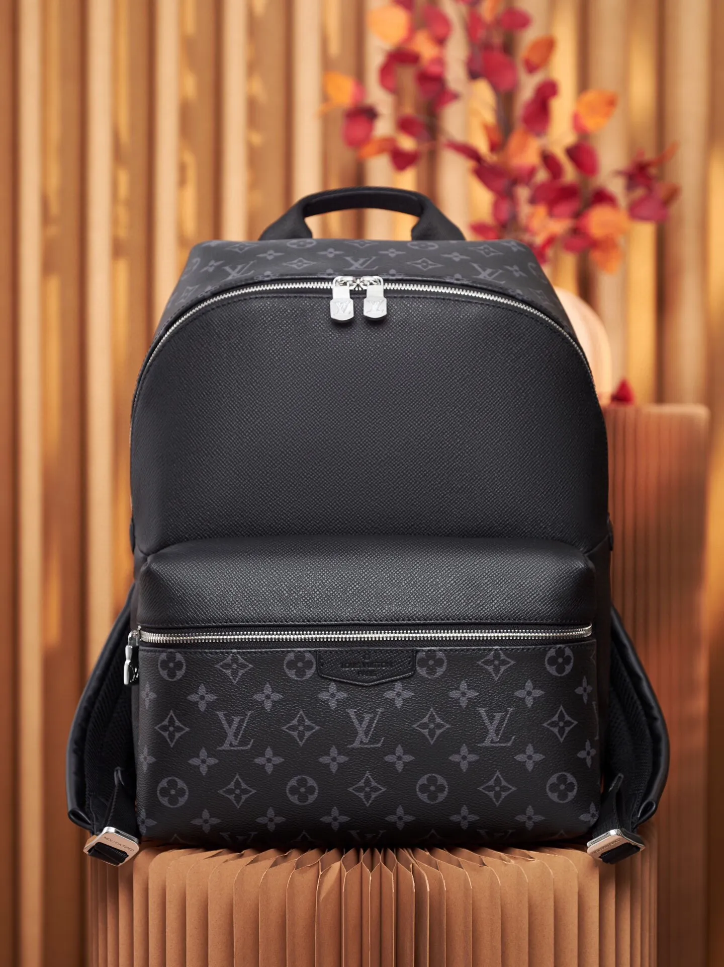 P¥960👉nfc dynamic chip version👈【Top original pure steel hardware】M30230 black flower full leather backpack series DISCOVERY backpack Discovery backpack combines Monogram canvas and Taïga leather to reinterpret the classic campus trend design. The glossy exterior wraps two inner pockets and an inner iPad pocket, and two adjustable leather shoulder straps ensure comfortable carrying. 30x 40x 20cm
