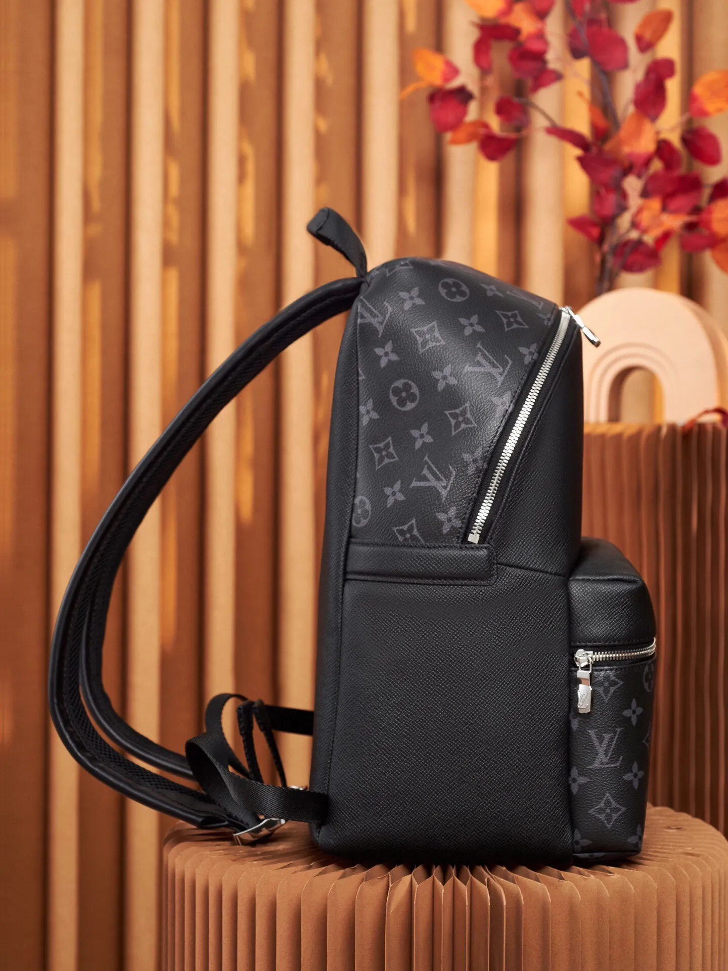 P¥960👉nfc dynamic chip version👈【Top original pure steel hardware】M30230 black flower full leather backpack series DISCOVERY backpack Discovery backpack combines Monogram canvas and Taïga leather to reinterpret the classic campus trend design. The glossy exterior wraps two inner pockets and an inner iPad pocket, and two adjustable leather shoulder straps ensure comfortable carrying. 30x 40x 20cm