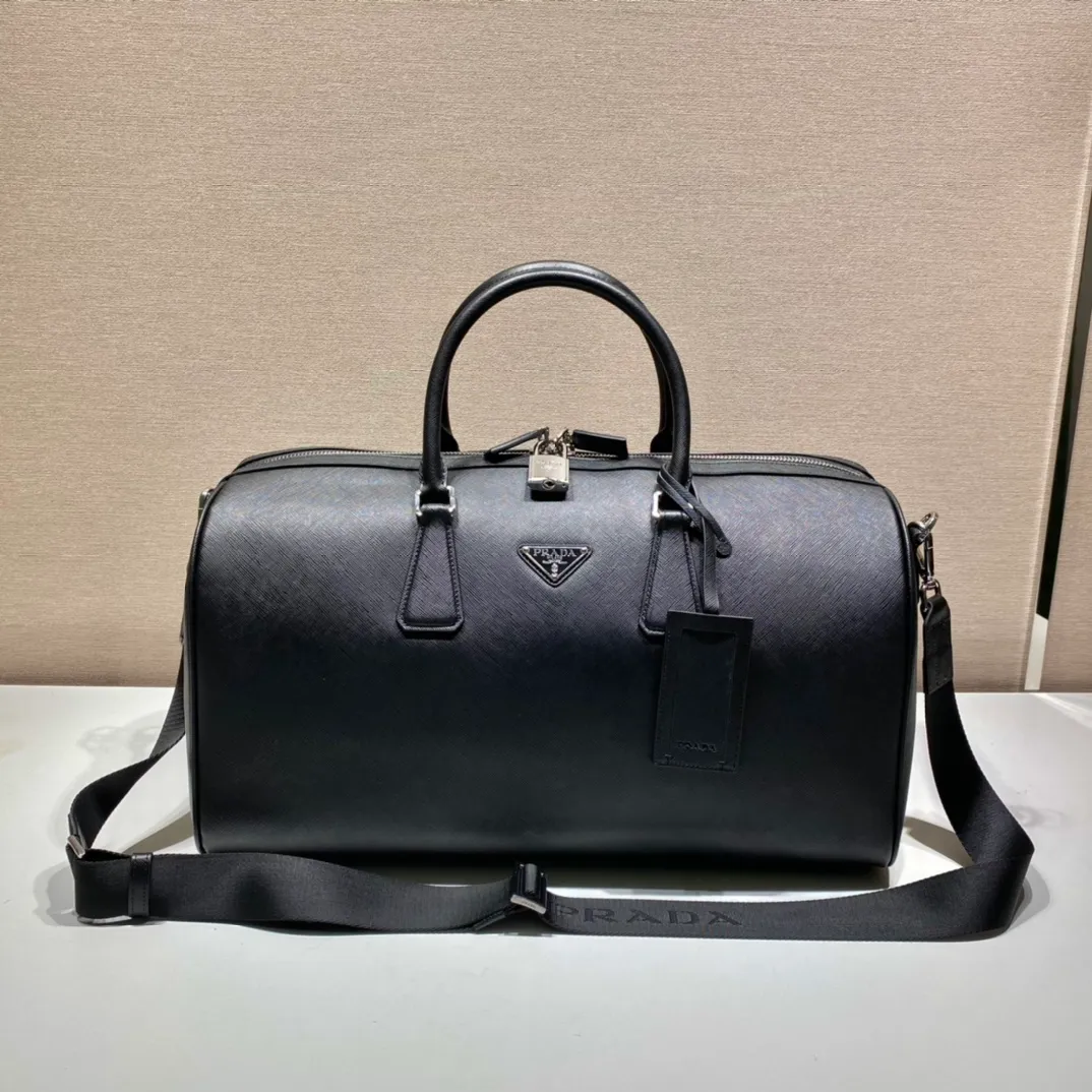 💰2300🎉New travel bag🎉2VC018🎉🎉Black This elegant travel bag is made of Saffiano leather, equipped with a wraparound zipper and nylon shoulder strap, highlighting the rigorous design concept. It's finished with a leather name tag and metal lock with engraved logo. Simple and elegant. Hurry up and get it🎉🎉 Length 50x Height 27.5x Bottom 25cm🎉🎉🎉👏👏👏