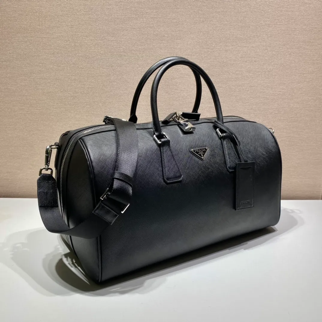 💰2300🎉New travel bag🎉2VC018🎉🎉Black This elegant travel bag is made of Saffiano leather, equipped with a wraparound zipper and nylon shoulder strap, highlighting the rigorous design concept. It's finished with a leather name tag and metal lock with engraved logo. Simple and elegant. Hurry up and get it🎉🎉 Length 50x Height 27.5x Bottom 25cm🎉🎉🎉👏👏👏