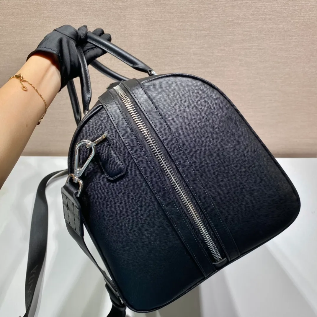 💰2300🎉New travel bag🎉2VC018🎉🎉Black This elegant travel bag is made of Saffiano leather, equipped with a wraparound zipper and nylon shoulder strap, highlighting the rigorous design concept. It's finished with a leather name tag and metal lock with engraved logo. Simple and elegant. Hurry up and get it🎉🎉 Length 50x Height 27.5x Bottom 25cm🎉🎉🎉👏👏👏