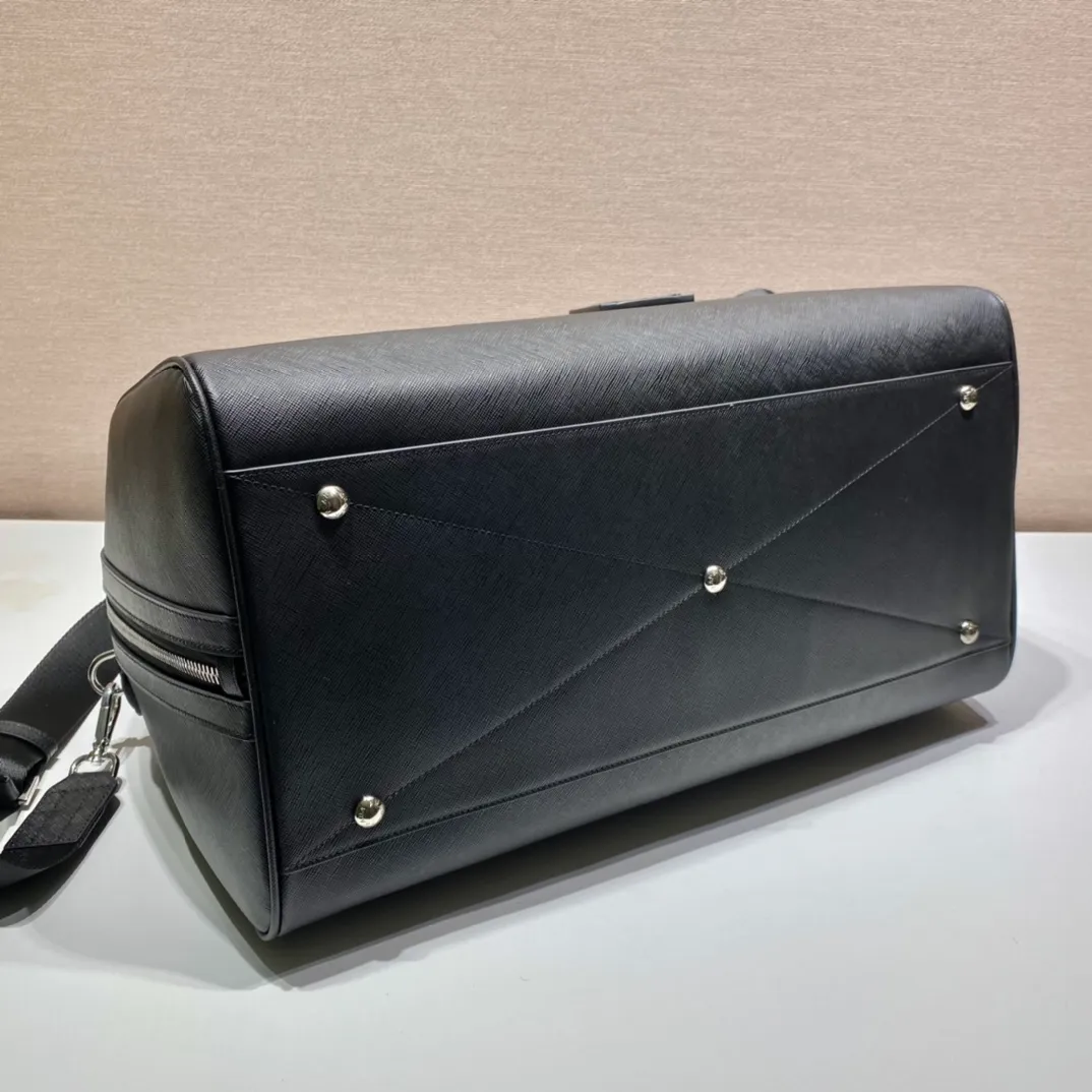 💰2300🎉New travel bag🎉2VC018🎉🎉Black This elegant travel bag is made of Saffiano leather, equipped with a wraparound zipper and nylon shoulder strap, highlighting the rigorous design concept. It's finished with a leather name tag and metal lock with engraved logo. Simple and elegant. Hurry up and get it🎉🎉 Length 50x Height 27.5x Bottom 25cm🎉🎉🎉👏👏👏