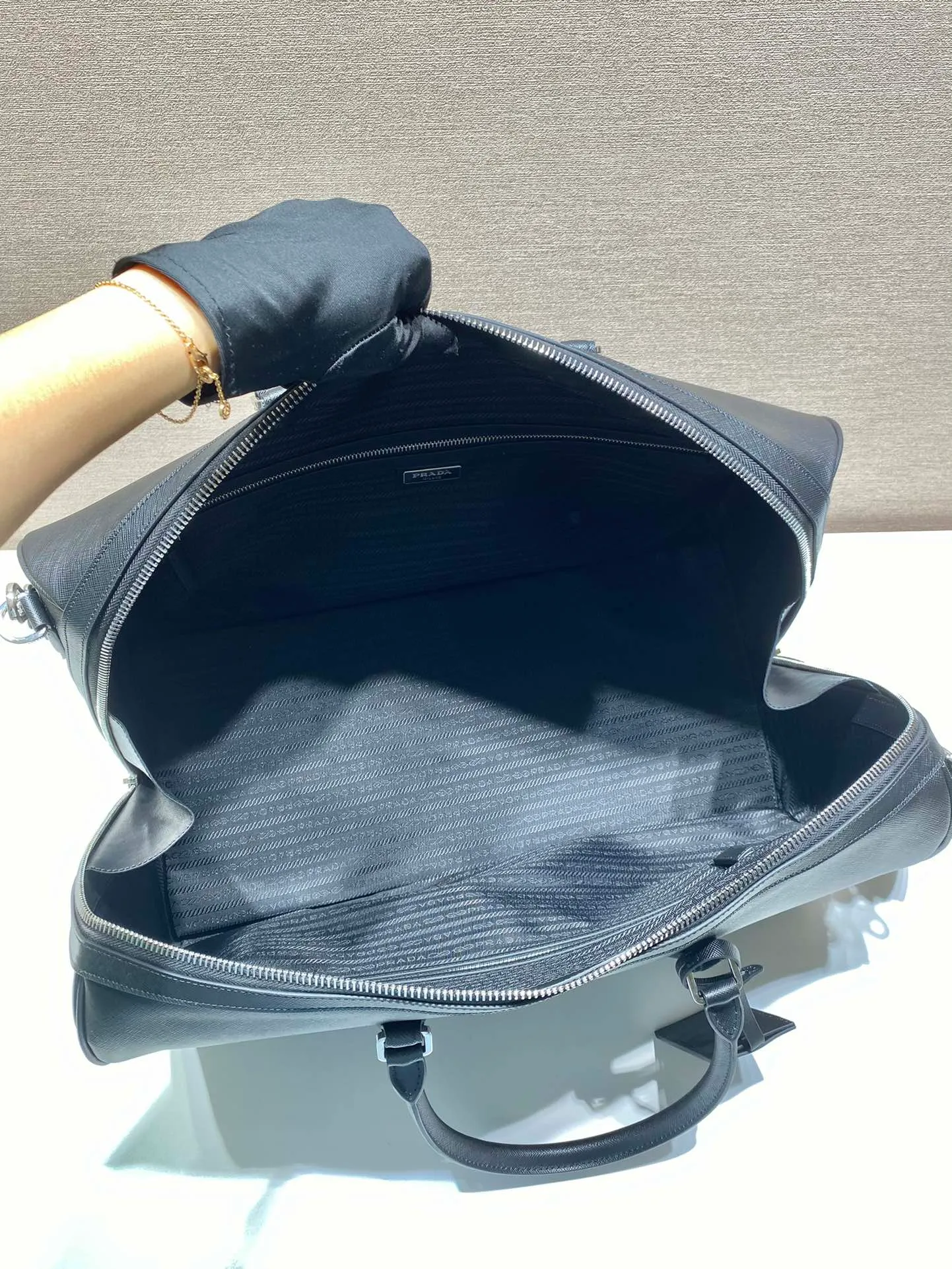 💰2300🎉New travel bag🎉2VC018🎉🎉Black This elegant travel bag is made of Saffiano leather, equipped with a wraparound zipper and nylon shoulder strap, highlighting the rigorous design concept. It's finished with a leather name tag and metal lock with engraved logo. Simple and elegant. Hurry up and get it🎉🎉 Length 50x Height 27.5x Bottom 25cm🎉🎉🎉👏👏👏