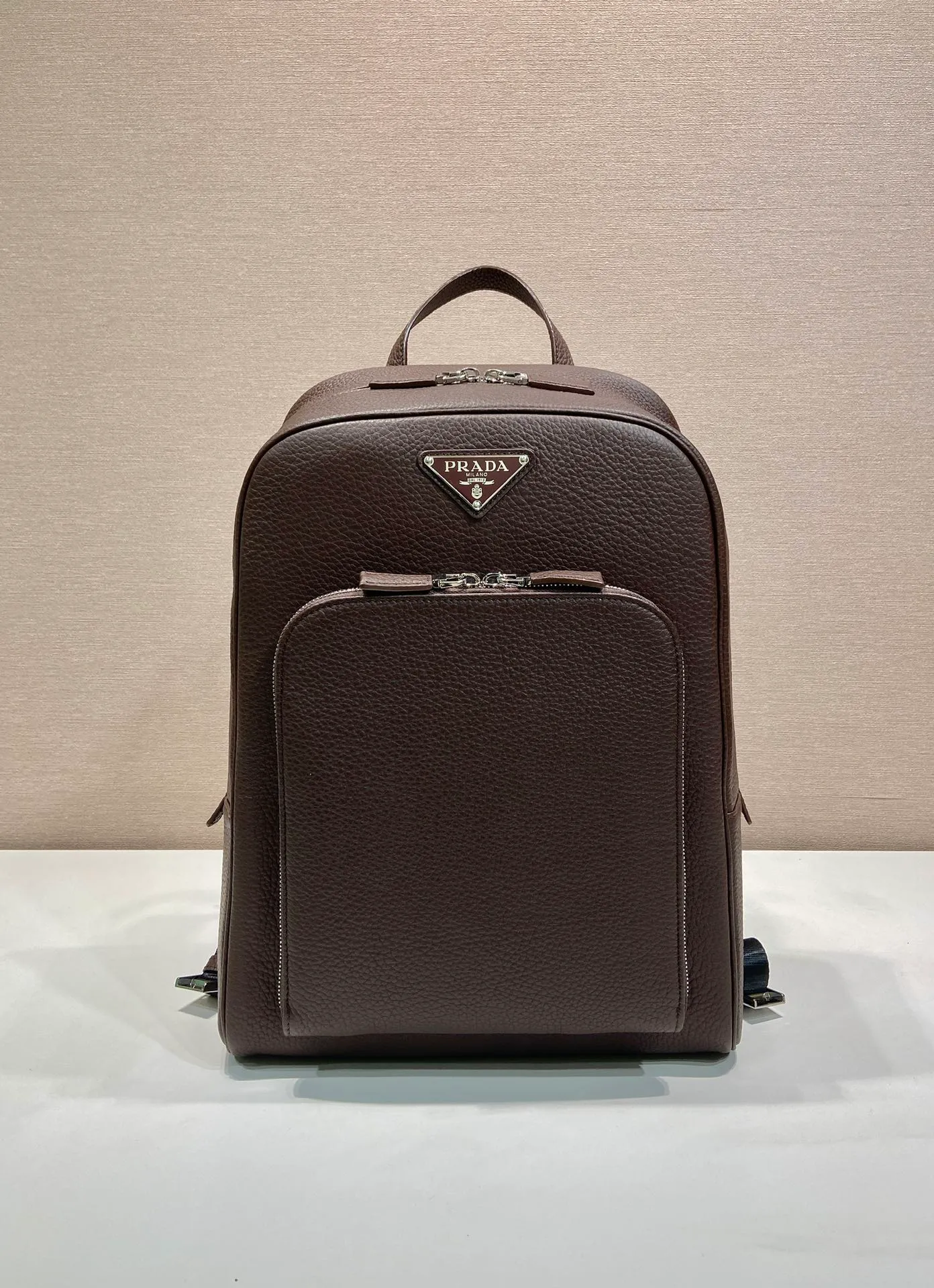 💰2360🎉New backpack🎉2VZ102👏Deerskin grain👍👍 Made of imported deerskin grain cowhide material, metal hardware accessories, two adjustable leather straps😘😘With two-way zipper and pocket design on the front, this backpack is simple and fashionable. It can meet various occasions such as commuting to work or daily travel during vacation. Another popular style that will never go out of style👍👍Length 30x Height 43x Bottom 12.5cm👏👏👏💰💰💰