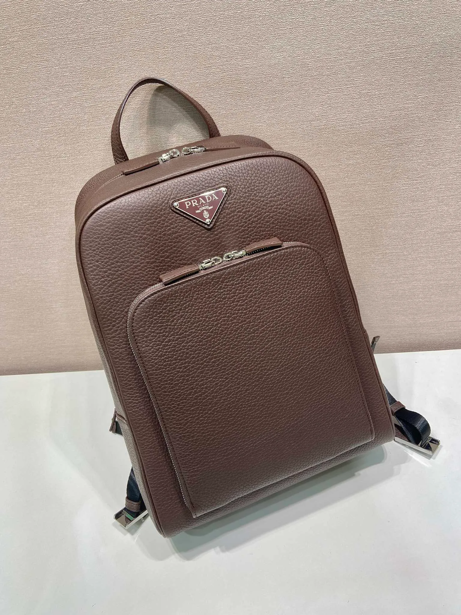 💰2360🎉New backpack🎉2VZ102👏Deerskin grain👍👍 Made of imported deerskin grain cowhide material, metal hardware accessories, two adjustable leather straps😘😘With two-way zipper and pocket design on the front, this backpack is simple and fashionable. It can meet various occasions such as commuting to work or daily travel during vacation. Another popular style that will never go out of style👍👍Length 30x Height 43x Bottom 12.5cm👏👏👏💰💰💰