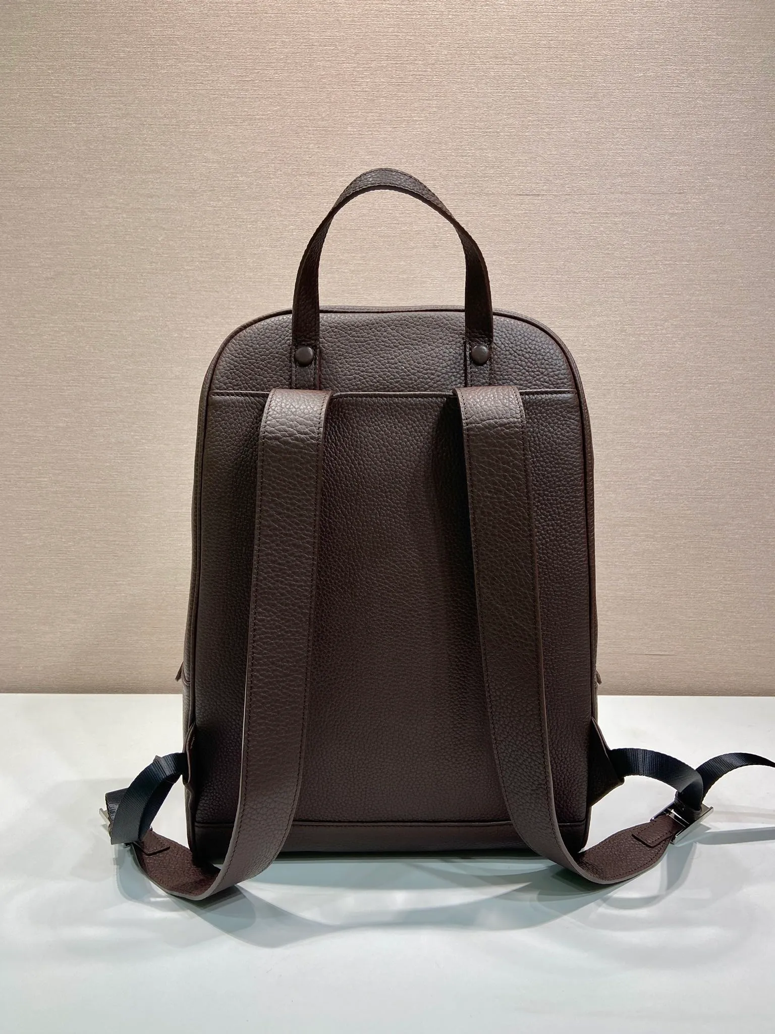 💰2360🎉New backpack🎉2VZ102👏Deerskin grain👍👍 Made of imported deerskin grain cowhide material, metal hardware accessories, two adjustable leather straps😘😘With two-way zipper and pocket design on the front, this backpack is simple and fashionable. It can meet various occasions such as commuting to work or daily travel during vacation. Another popular style that will never go out of style👍👍Length 30x Height 43x Bottom 12.5cm👏👏👏💰💰💰