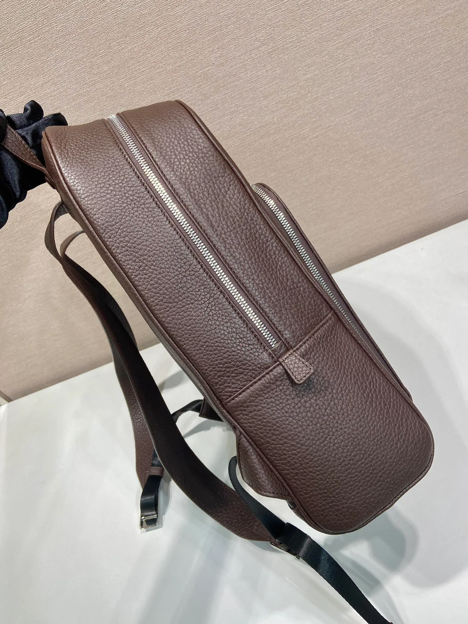 💰2360🎉New backpack🎉2VZ102👏Deerskin grain👍👍 Made of imported deerskin grain cowhide material, metal hardware accessories, two adjustable leather straps😘😘With two-way zipper and pocket design on the front, this backpack is simple and fashionable. It can meet various occasions such as commuting to work or daily travel during vacation. Another popular style that will never go out of style👍👍Length 30x Height 43x Bottom 12.5cm👏👏👏💰💰💰