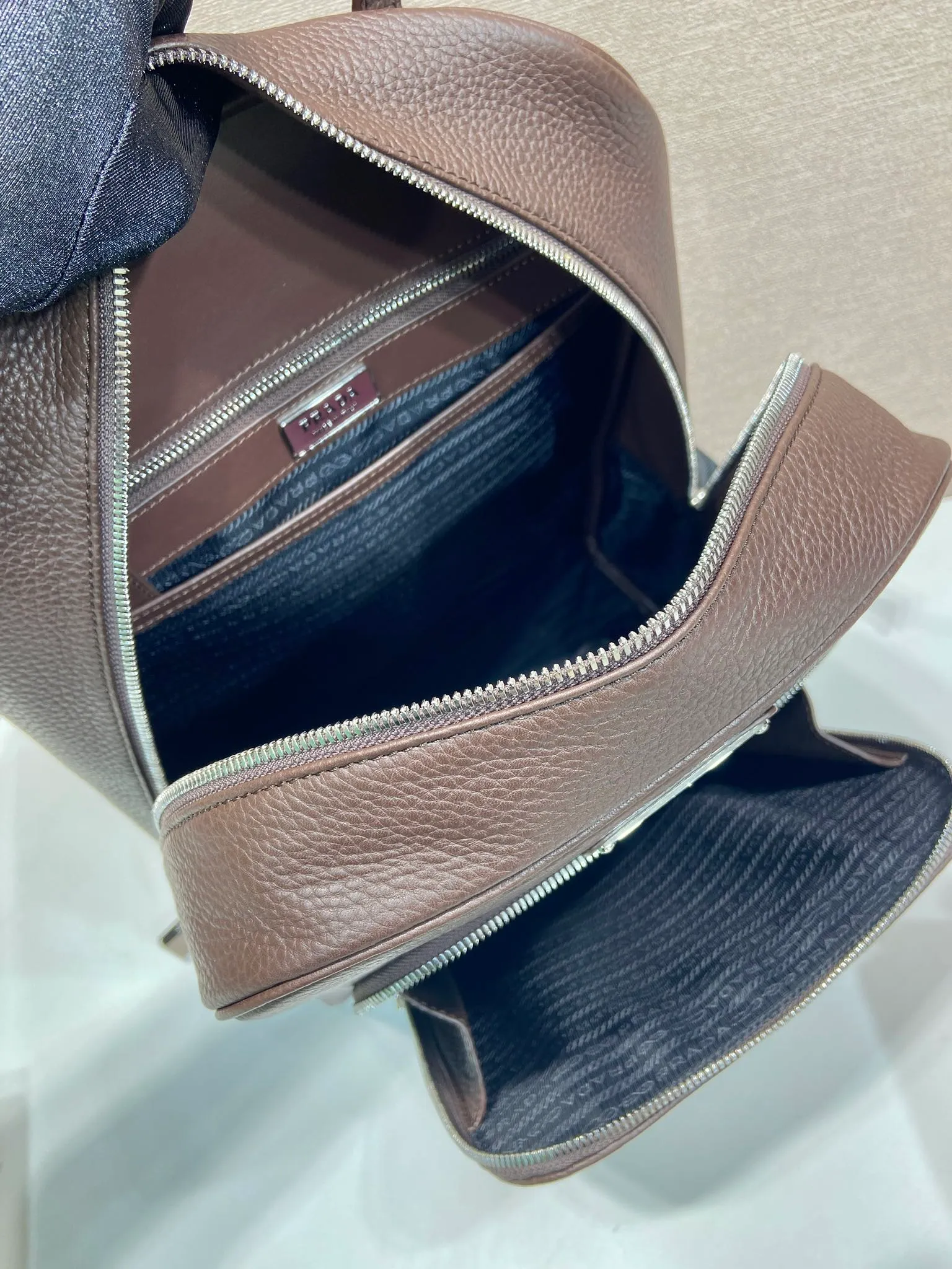 💰2360🎉New backpack🎉2VZ102👏Deerskin grain👍👍 Made of imported deerskin grain cowhide material, metal hardware accessories, two adjustable leather straps😘😘With two-way zipper and pocket design on the front, this backpack is simple and fashionable. It can meet various occasions such as commuting to work or daily travel during vacation. Another popular style that will never go out of style👍👍Length 30x Height 43x Bottom 12.5cm👏👏👏💰💰💰