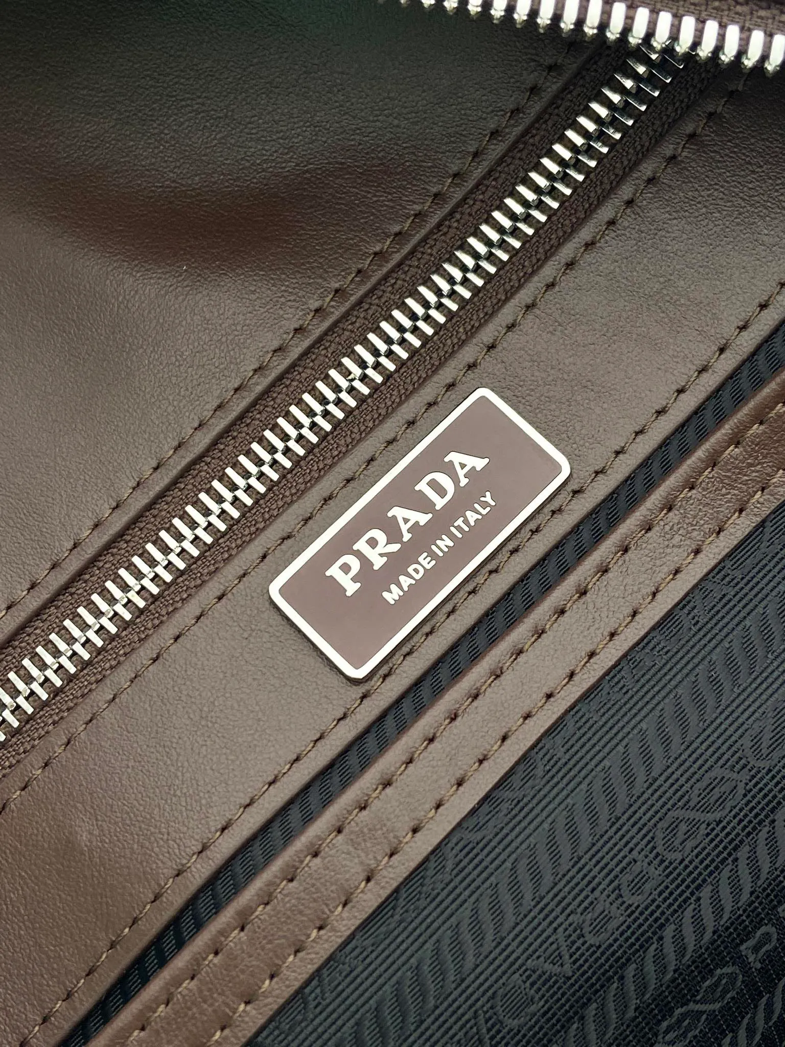 💰2360🎉New backpack🎉2VZ102👏Deerskin grain👍👍 Made of imported deerskin grain cowhide material, metal hardware accessories, two adjustable leather straps😘😘With two-way zipper and pocket design on the front, this backpack is simple and fashionable. It can meet various occasions such as commuting to work or daily travel during vacation. Another popular style that will never go out of style👍👍Length 30x Height 43x Bottom 12.5cm👏👏👏💰💰💰
