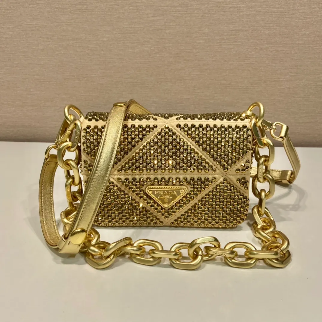 💰1700🎉New crystal bag🎉1BD329🎉🎉 This bag is made of full-body imitation crystal and hand-stitched, with a clamshell design, equipped with a detachable and adjustable nappa leather shoulder strap, and a detachable chain shoulder strap. It can be carried on the shoulder/handheld/crossbody/cross-body. It’s perfect😀The Blingbling effect is very attractive and can be matched. Another grass grown by internet celebrities, hurry up and get it, babies 🎉🎉 Length 17x Height 11.5 Base 6.5cm🎉🎉🎉💰💰💰