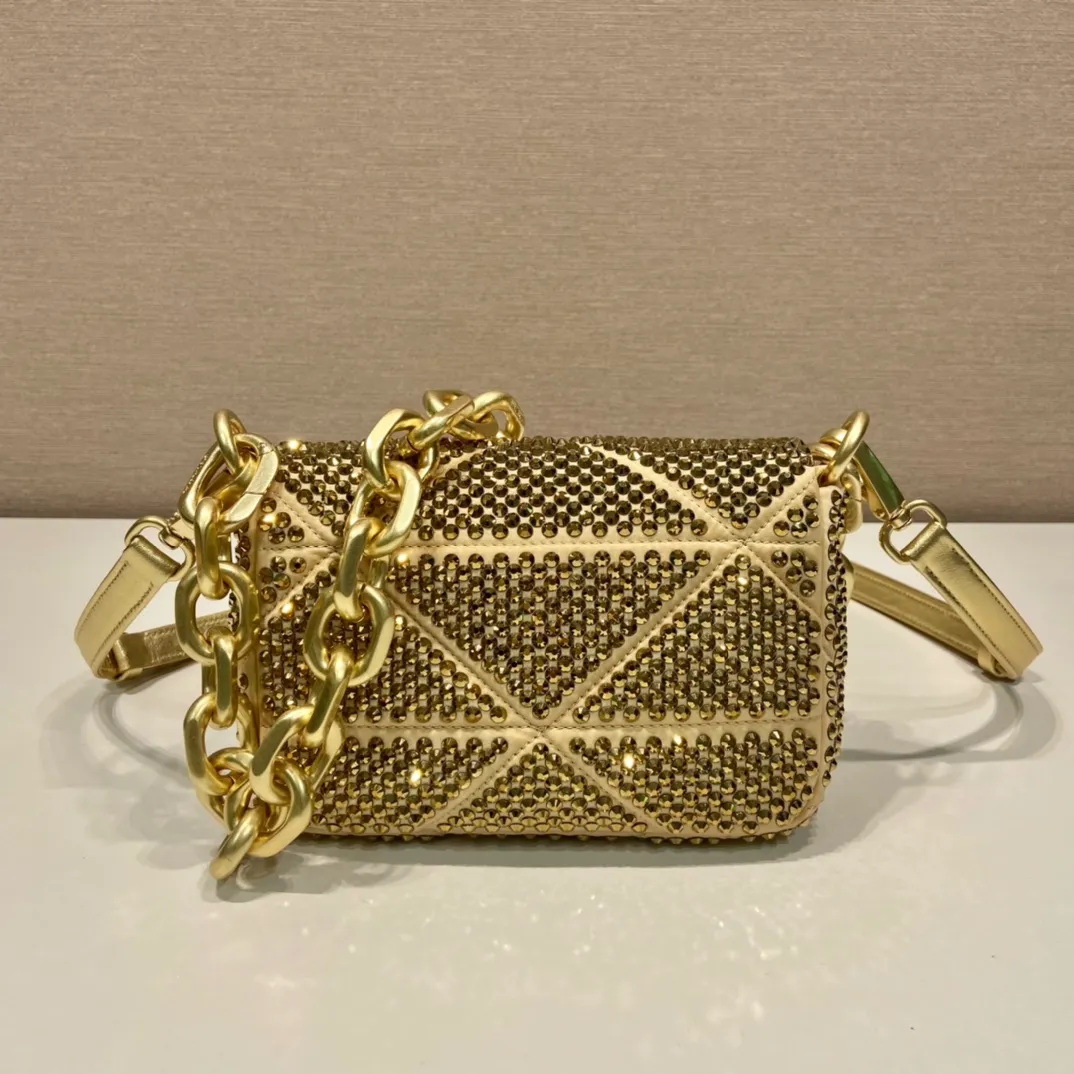 💰1700🎉New crystal bag🎉1BD329🎉🎉 This bag is made of full-body imitation crystal and hand-stitched, with a clamshell design, equipped with a detachable and adjustable nappa leather shoulder strap, and a detachable chain shoulder strap. It can be carried on the shoulder/handheld/crossbody/cross-body. It’s perfect😀The Blingbling effect is very attractive and can be matched. Another grass grown by internet celebrities, hurry up and get it, babies 🎉🎉 Length 17x Height 11.5 Base 6.5cm🎉🎉🎉💰💰💰