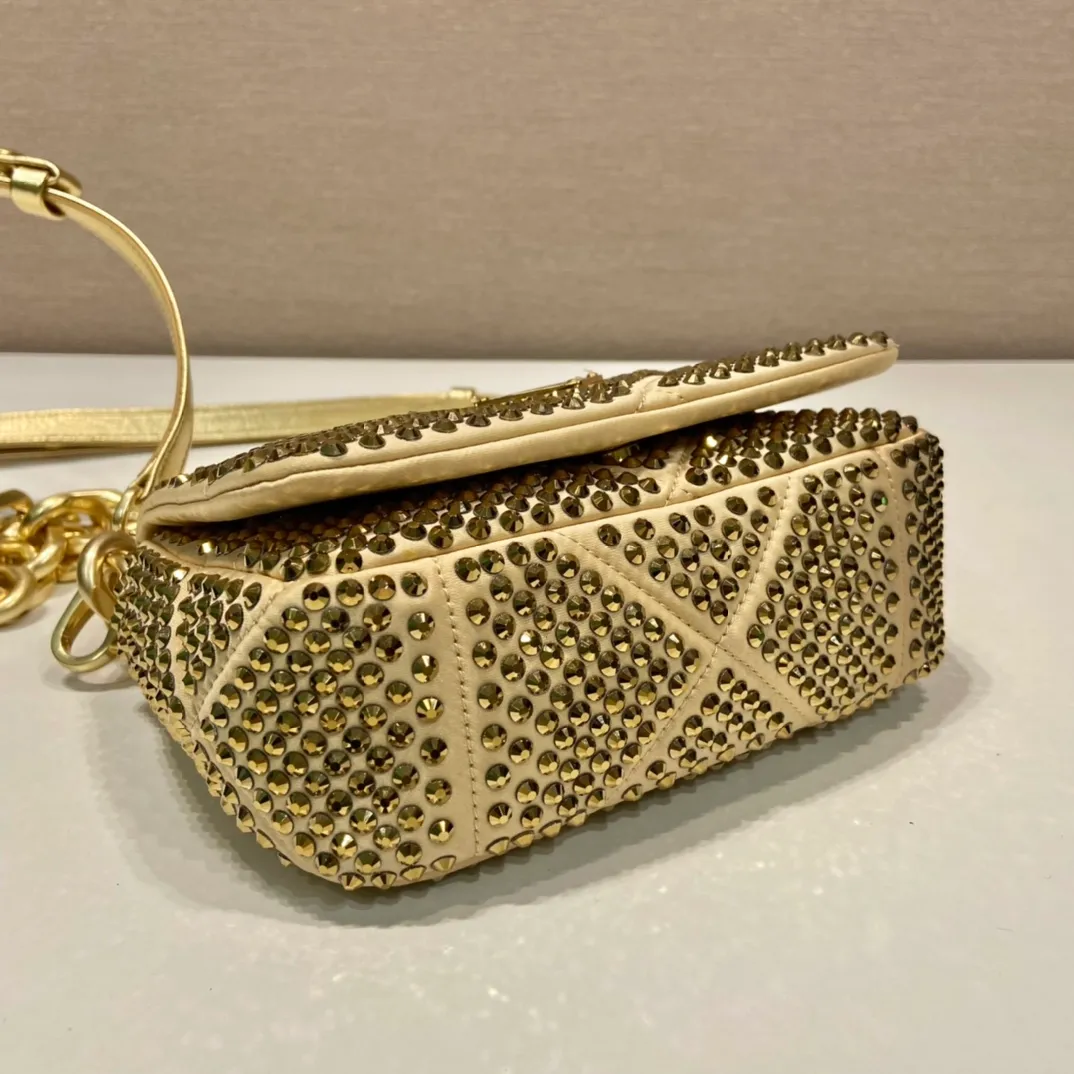 💰1700🎉New crystal bag🎉1BD329🎉🎉 This bag is made of full-body imitation crystal and hand-stitched, with a clamshell design, equipped with a detachable and adjustable nappa leather shoulder strap, and a detachable chain shoulder strap. It can be carried on the shoulder/handheld/crossbody/cross-body. It’s perfect😀The Blingbling effect is very attractive and can be matched. Another grass grown by internet celebrities, hurry up and get it, babies 🎉🎉 Length 17x Height 11.5 Base 6.5cm🎉🎉🎉💰💰💰