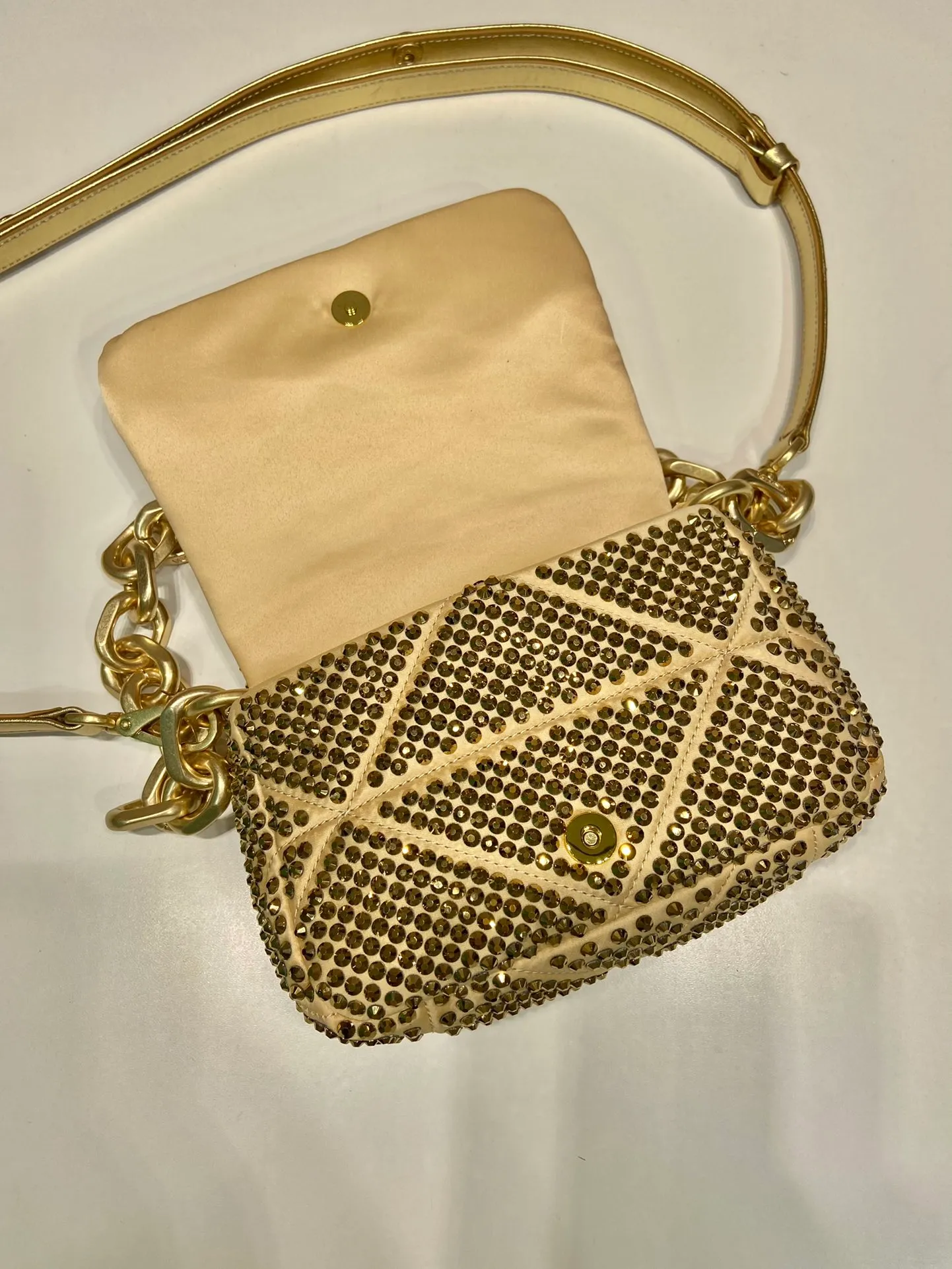 💰1700🎉New crystal bag🎉1BD329🎉🎉 This bag is made of full-body imitation crystal and hand-stitched, with a clamshell design, equipped with a detachable and adjustable nappa leather shoulder strap, and a detachable chain shoulder strap. It can be carried on the shoulder/handheld/crossbody/cross-body. It’s perfect😀The Blingbling effect is very attractive and can be matched. Another grass grown by internet celebrities, hurry up and get it, babies 🎉🎉 Length 17x Height 11.5 Base 6.5cm🎉🎉🎉💰💰💰