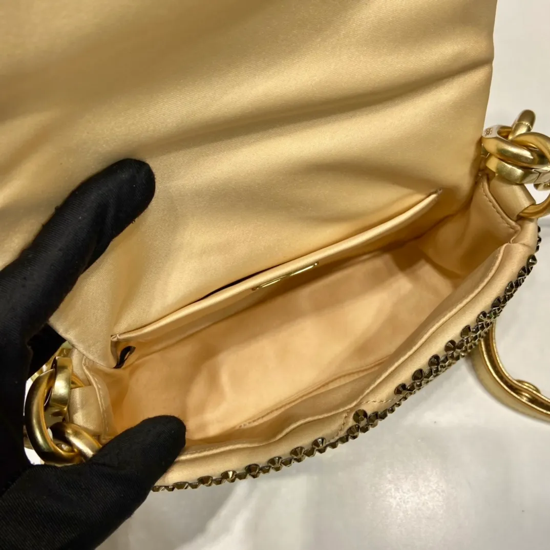 💰1700🎉New crystal bag🎉1BD329🎉🎉 This bag is made of full-body imitation crystal and hand-stitched, with a clamshell design, equipped with a detachable and adjustable nappa leather shoulder strap, and a detachable chain shoulder strap. It can be carried on the shoulder/handheld/crossbody/cross-body. It’s perfect😀The Blingbling effect is very attractive and can be matched. Another grass grown by internet celebrities, hurry up and get it, babies 🎉🎉 Length 17x Height 11.5 Base 6.5cm🎉🎉🎉💰💰💰