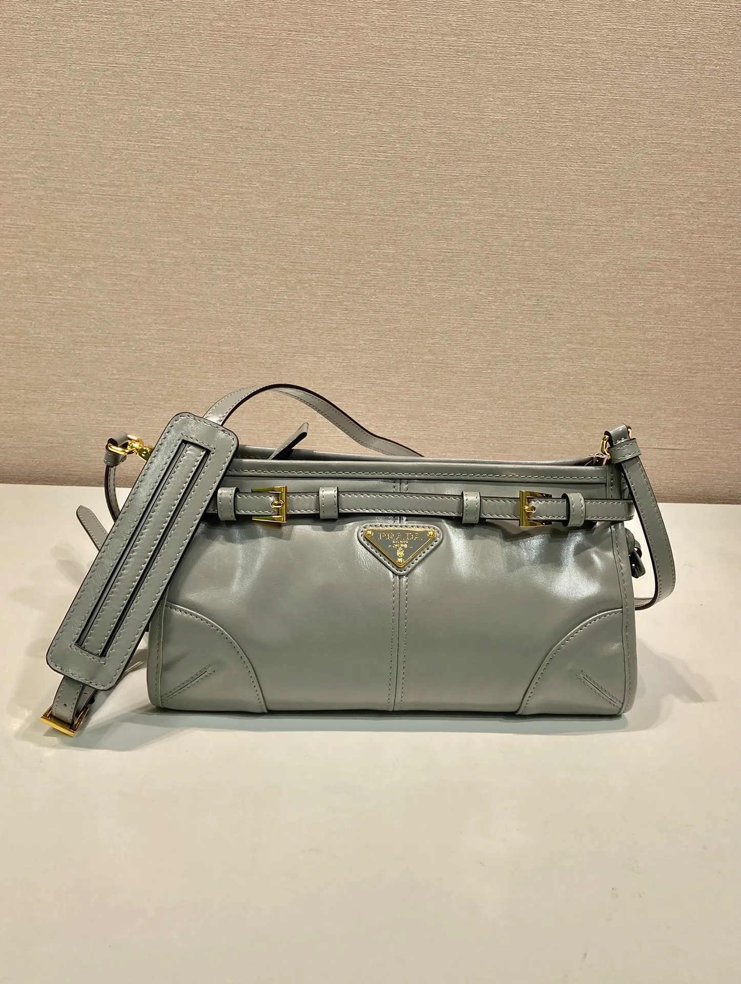 💰1640🎉LusSolf oil wax leather🎉1BA215 crossbody bag🎉 This crossbody bag is made of imported oil wax leather. The shiny color exudes a classic atmosphere. It is equipped with a detachable and adjustable long shoulder strap, which is convenient for shoulder and crossbody carry. It has a very large capacity and is easy to use. It is definitely a must-have for fashionistas. Hurry up and take this retro style crossbody bag home! Length 26x height 14x base 12cm🎉🎉🎉👏👏👏