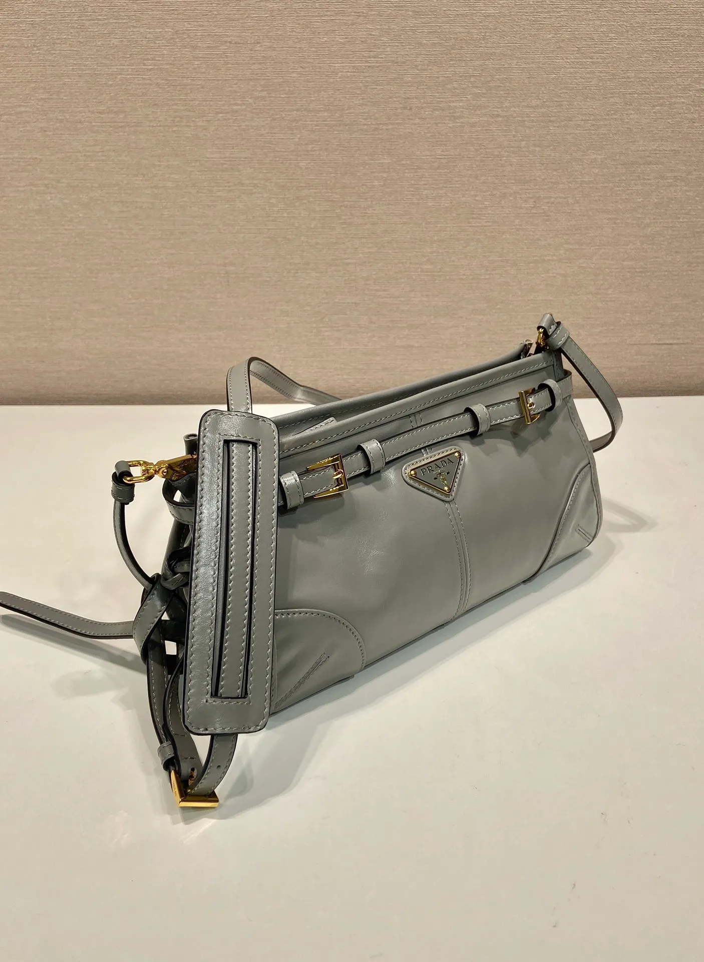 💰1640🎉LusSolf oil wax leather🎉1BA215 crossbody bag🎉 This crossbody bag is made of imported oil wax leather. The shiny color exudes a classic atmosphere. It is equipped with a detachable and adjustable long shoulder strap, which is convenient for shoulder and crossbody carry. It has a very large capacity and is easy to use. It is definitely a must-have for fashionistas. Hurry up and take this retro style crossbody bag home! Length 26x height 14x base 12cm🎉🎉🎉👏👏👏