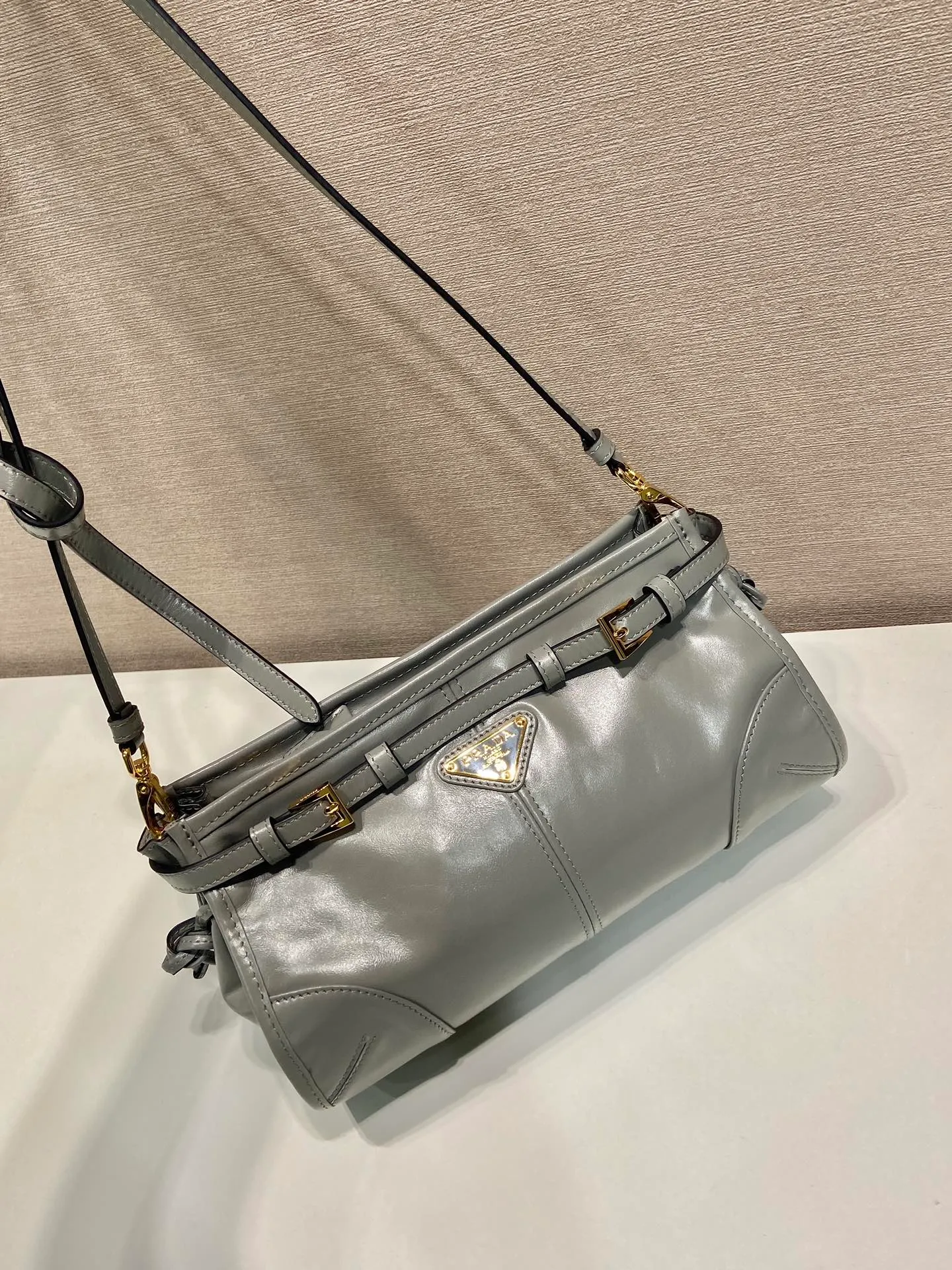 💰1640🎉LusSolf oil wax leather🎉1BA215 crossbody bag🎉 This crossbody bag is made of imported oil wax leather. The shiny color exudes a classic atmosphere. It is equipped with a detachable and adjustable long shoulder strap, which is convenient for shoulder and crossbody carry. It has a very large capacity and is easy to use. It is definitely a must-have for fashionistas. Hurry up and take this retro style crossbody bag home! Length 26x height 14x base 12cm🎉🎉🎉👏👏👏