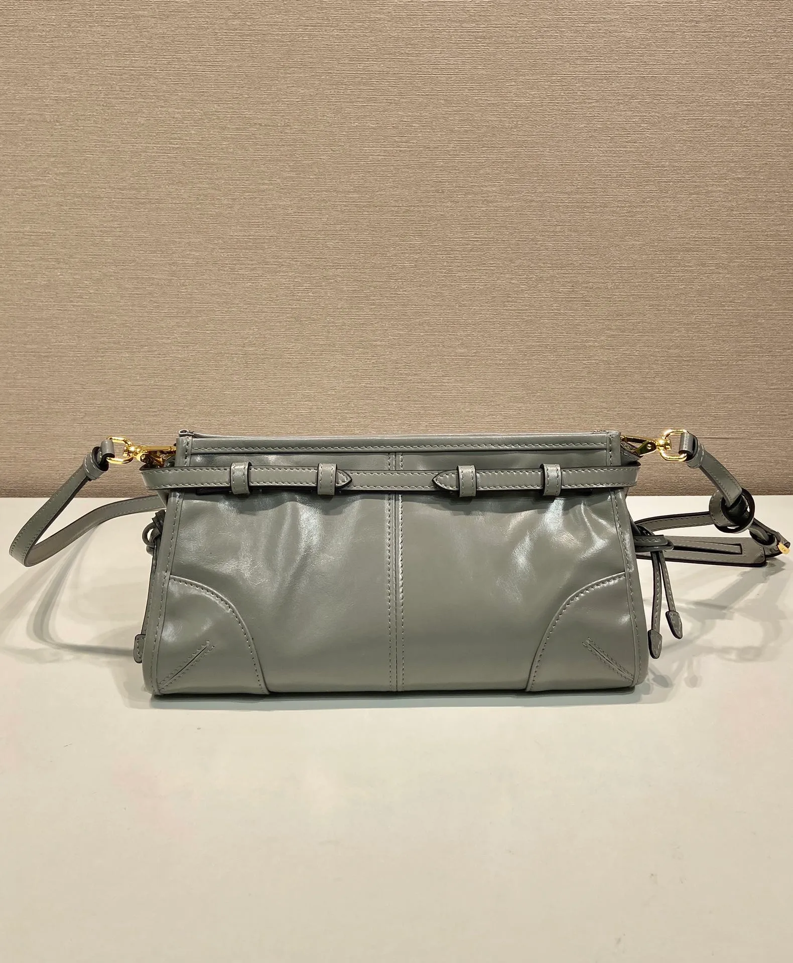💰1640🎉LusSolf oil wax leather🎉1BA215 crossbody bag🎉 This crossbody bag is made of imported oil wax leather. The shiny color exudes a classic atmosphere. It is equipped with a detachable and adjustable long shoulder strap, which is convenient for shoulder and crossbody carry. It has a very large capacity and is easy to use. It is definitely a must-have for fashionistas. Hurry up and take this retro style crossbody bag home! Length 26x height 14x base 12cm🎉🎉🎉👏👏👏
