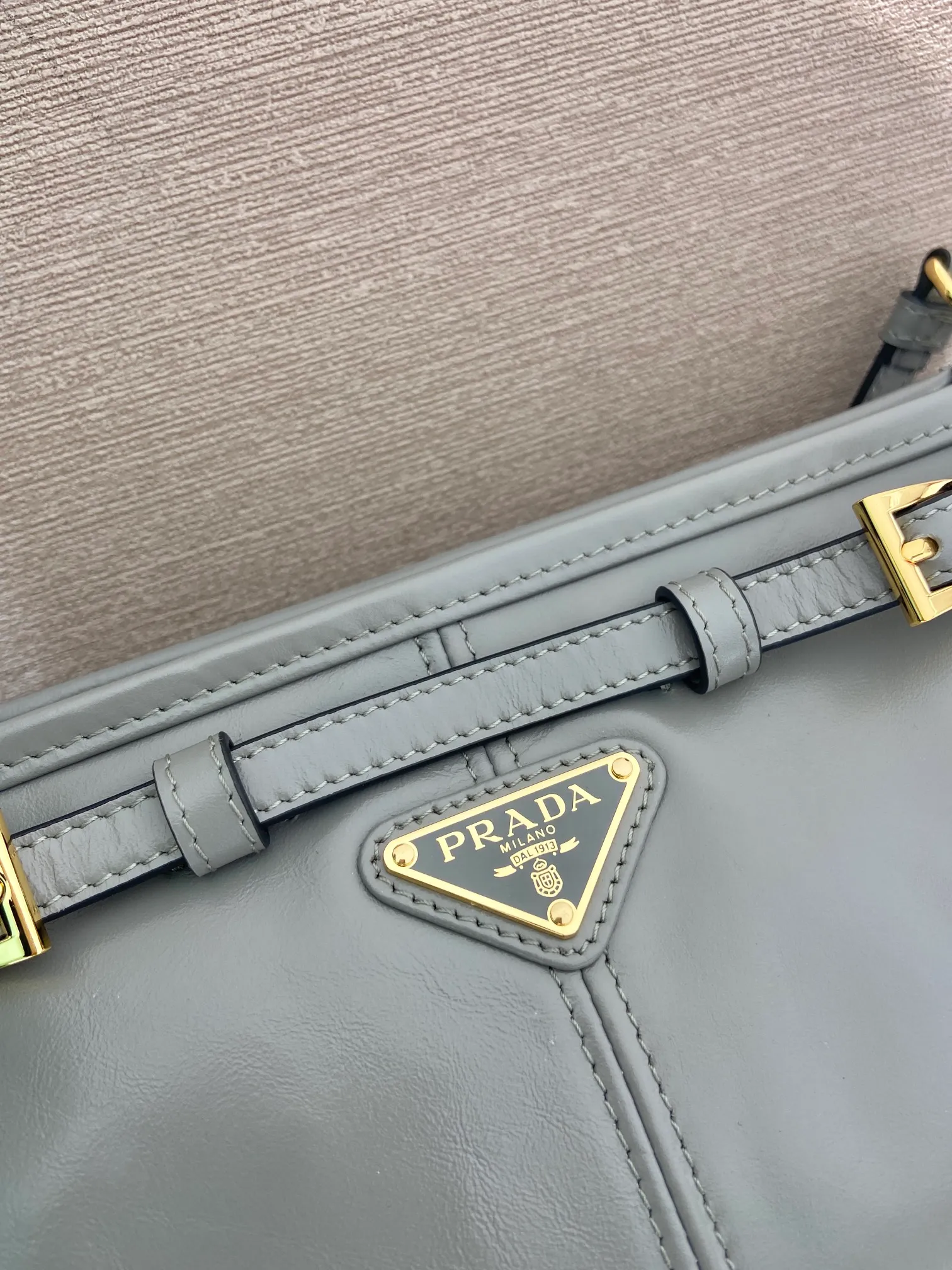 💰1640🎉LusSolf oil wax leather🎉1BA215 crossbody bag🎉 This crossbody bag is made of imported oil wax leather. The shiny color exudes a classic atmosphere. It is equipped with a detachable and adjustable long shoulder strap, which is convenient for shoulder and crossbody carry. It has a very large capacity and is easy to use. It is definitely a must-have for fashionistas. Hurry up and take this retro style crossbody bag home! Length 26x height 14x base 12cm🎉🎉🎉👏👏👏