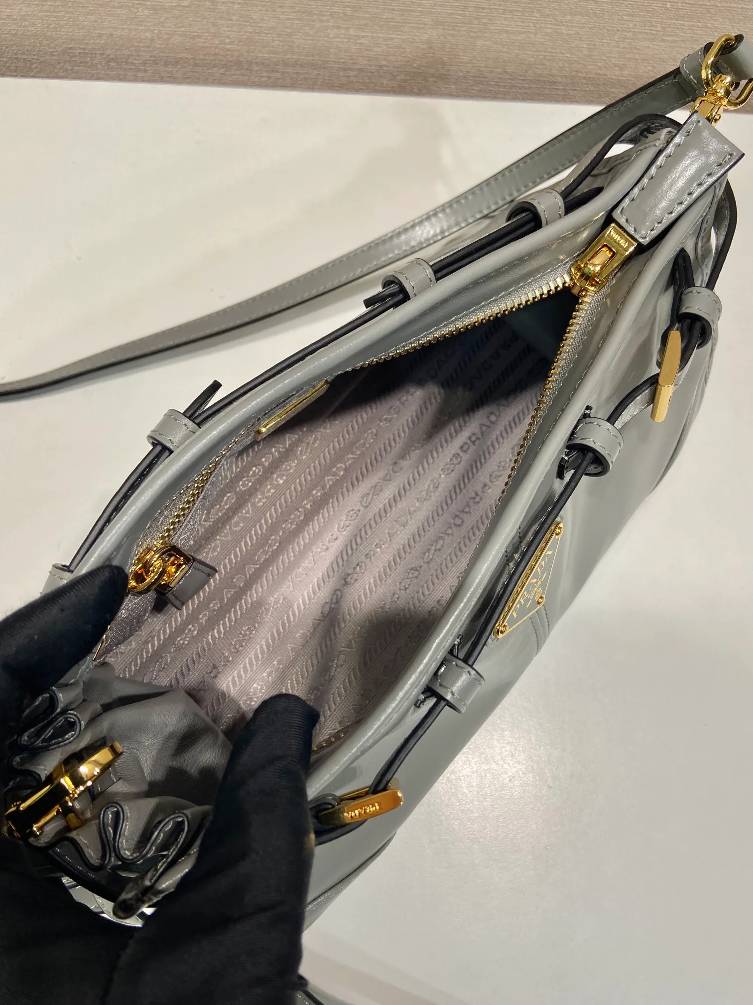 💰1640🎉LusSolf oil wax leather🎉1BA215 crossbody bag🎉 This crossbody bag is made of imported oil wax leather. The shiny color exudes a classic atmosphere. It is equipped with a detachable and adjustable long shoulder strap, which is convenient for shoulder and crossbody carry. It has a very large capacity and is easy to use. It is definitely a must-have for fashionistas. Hurry up and take this retro style crossbody bag home! Length 26x height 14x base 12cm🎉🎉🎉👏👏👏