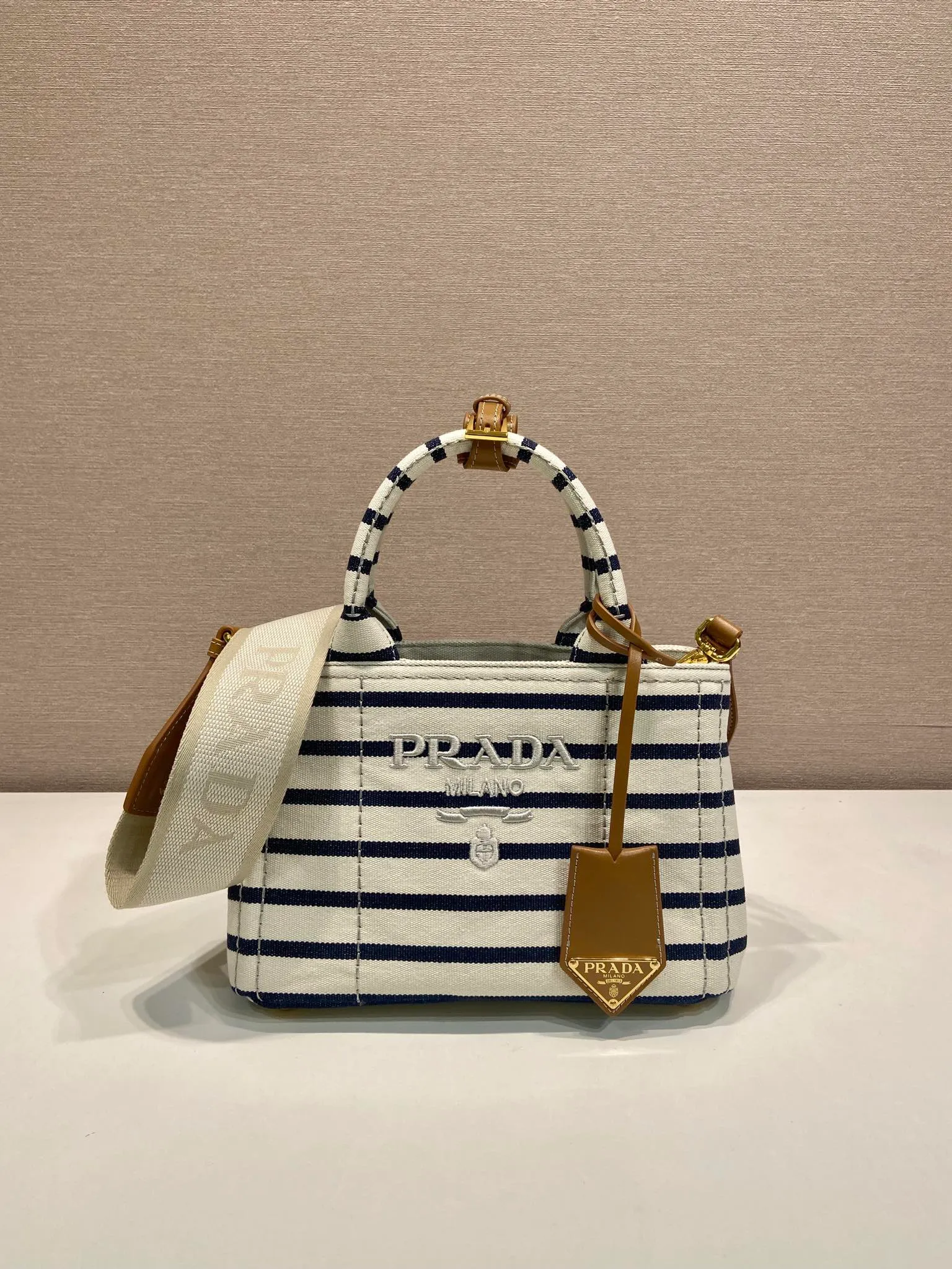 💰1160🎉New handbag🎉1BA038🎉🎉 Inspired by the timeless elements of nautical fashion, this mini handbag reinterprets the classic style. Made of striped cotton canvas with leather trim for a sophisticated and versatile look. Canvas handle, detachable and adjustable logo printed woven strap shoulder strap, detachable leather keychain, can be carried by hand or shoulder, large capacity, so beautiful, another timeless and popular style🎉🎉worth owning🎉🎉 Length 22x height 15x bottom 13cm🎉🎉🎉💰💰💰
