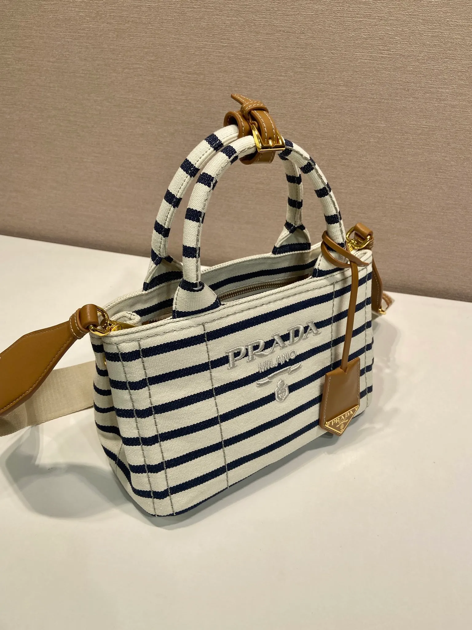 💰1160🎉New handbag🎉1BA038🎉🎉 Inspired by the timeless elements of nautical fashion, this mini handbag reinterprets the classic style. Made of striped cotton canvas with leather trim for a sophisticated and versatile look. Canvas handle, detachable and adjustable logo printed woven strap shoulder strap, detachable leather keychain, can be carried by hand or shoulder, large capacity, so beautiful, another timeless and popular style🎉🎉worth owning🎉🎉 Length 22x height 15x bottom 13cm🎉🎉🎉💰💰💰