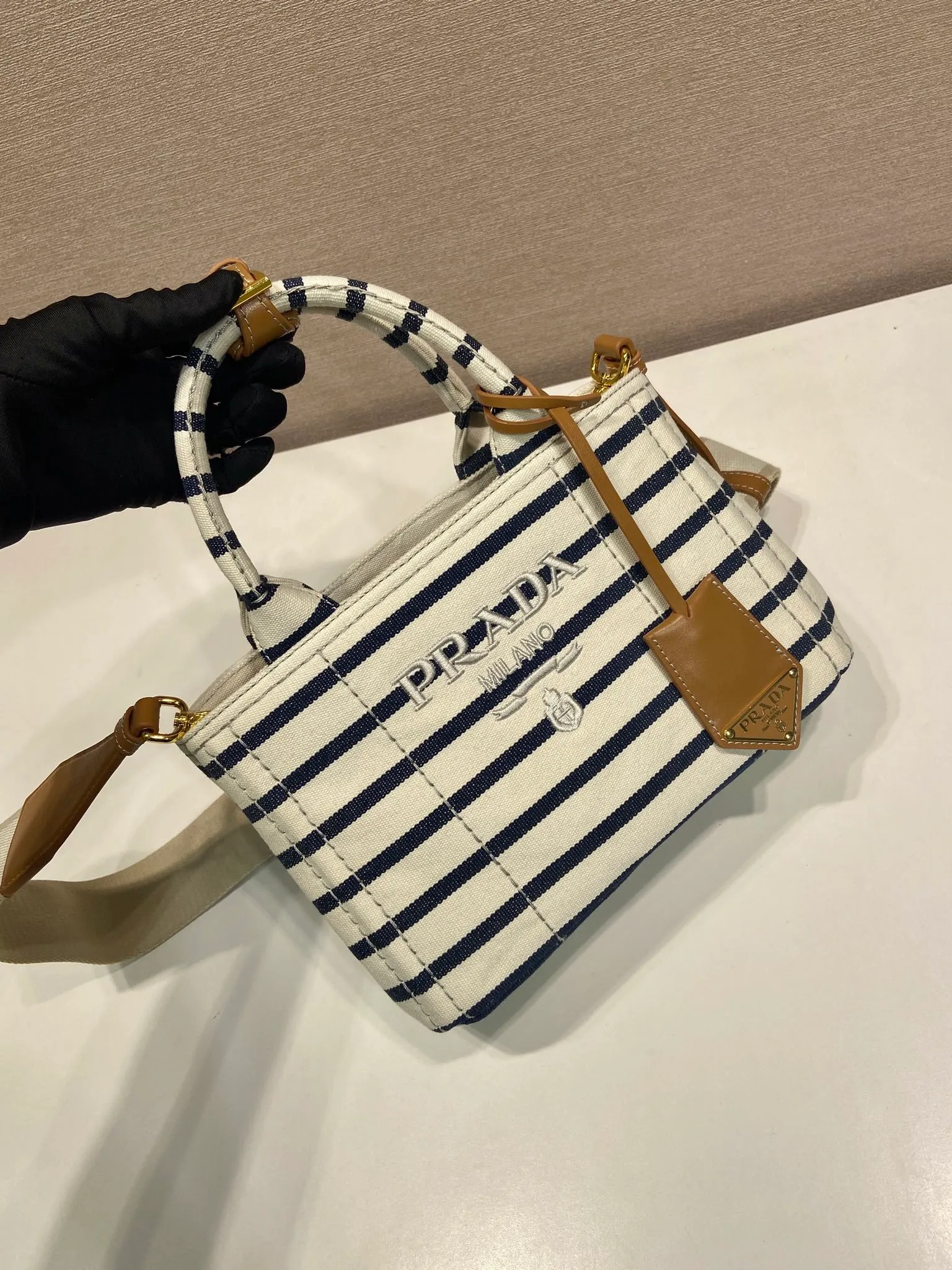 💰1160🎉New handbag🎉1BA038🎉🎉 Inspired by the timeless elements of nautical fashion, this mini handbag reinterprets the classic style. Made of striped cotton canvas with leather trim for a sophisticated and versatile look. Canvas handle, detachable and adjustable logo printed woven strap shoulder strap, detachable leather keychain, can be carried by hand or shoulder, large capacity, so beautiful, another timeless and popular style🎉🎉worth owning🎉🎉 Length 22x height 15x bottom 13cm🎉🎉🎉💰💰💰
