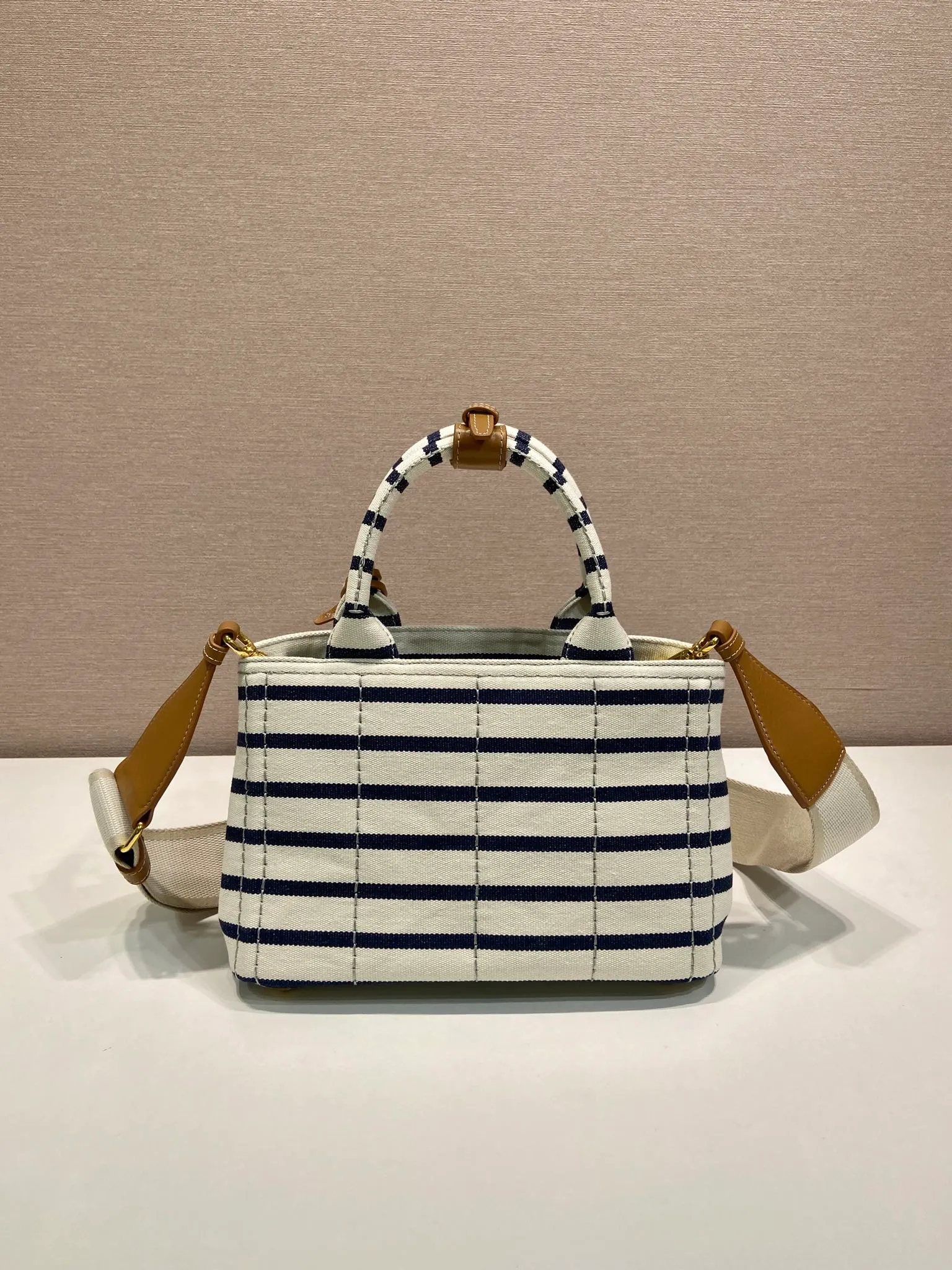 💰1160🎉New handbag🎉1BA038🎉🎉 Inspired by the timeless elements of nautical fashion, this mini handbag reinterprets the classic style. Made of striped cotton canvas with leather trim for a sophisticated and versatile look. Canvas handle, detachable and adjustable logo printed woven strap shoulder strap, detachable leather keychain, can be carried by hand or shoulder, large capacity, so beautiful, another timeless and popular style🎉🎉worth owning🎉🎉 Length 22x height 15x bottom 13cm🎉🎉🎉💰💰💰