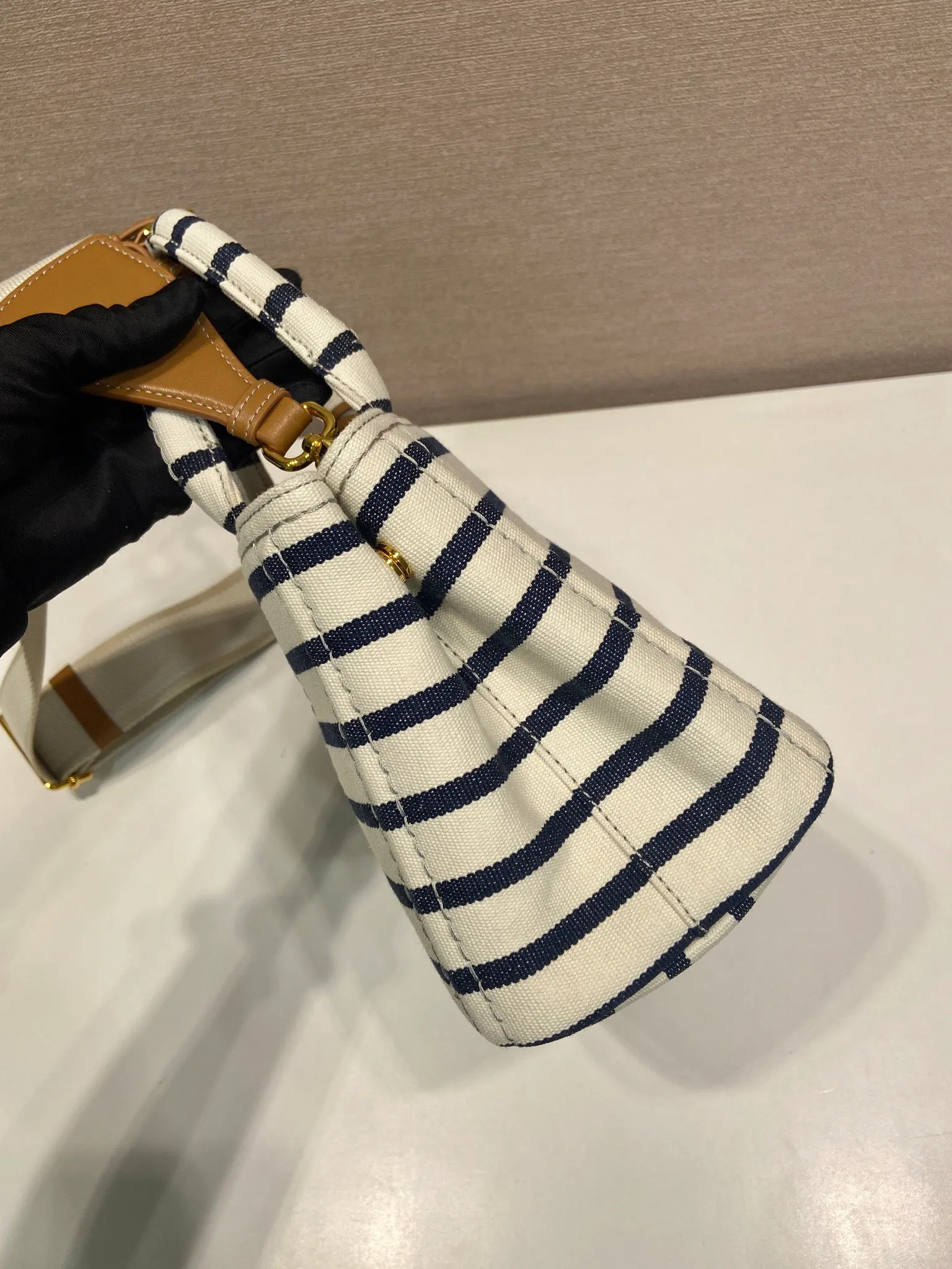 💰1160🎉New handbag🎉1BA038🎉🎉 Inspired by the timeless elements of nautical fashion, this mini handbag reinterprets the classic style. Made of striped cotton canvas with leather trim for a sophisticated and versatile look. Canvas handle, detachable and adjustable logo printed woven strap shoulder strap, detachable leather keychain, can be carried by hand or shoulder, large capacity, so beautiful, another timeless and popular style🎉🎉worth owning🎉🎉 Length 22x height 15x bottom 13cm🎉🎉🎉💰💰💰