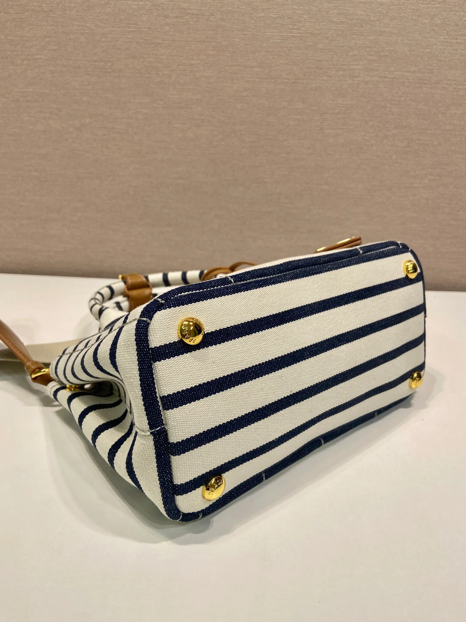 💰1160🎉New handbag🎉1BA038🎉🎉 Inspired by the timeless elements of nautical fashion, this mini handbag reinterprets the classic style. Made of striped cotton canvas with leather trim for a sophisticated and versatile look. Canvas handle, detachable and adjustable logo printed woven strap shoulder strap, detachable leather keychain, can be carried by hand or shoulder, large capacity, so beautiful, another timeless and popular style🎉🎉worth owning🎉🎉 Length 22x height 15x bottom 13cm🎉🎉🎉💰💰💰