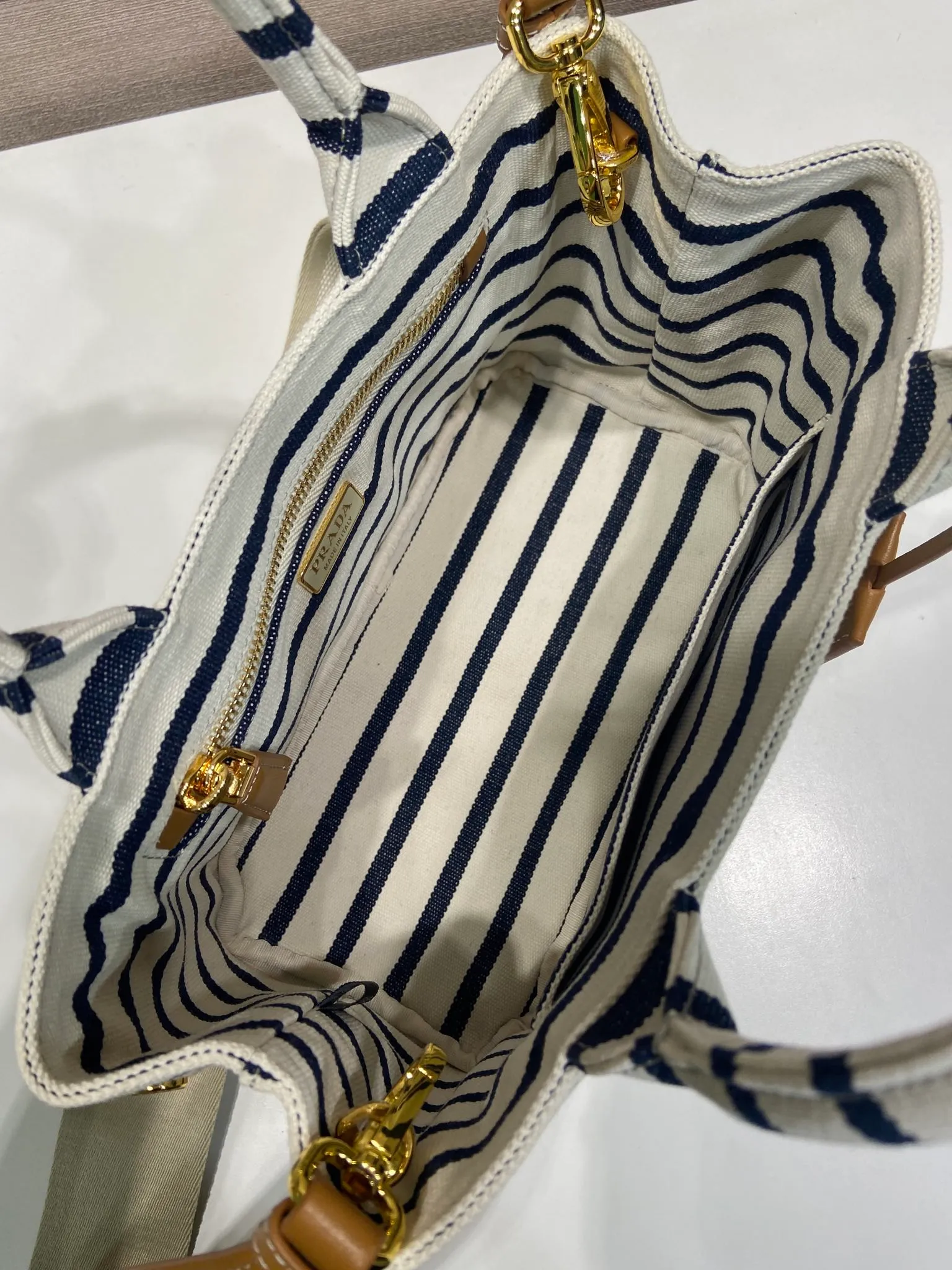 💰1160🎉New handbag🎉1BA038🎉🎉 Inspired by the timeless elements of nautical fashion, this mini handbag reinterprets the classic style. Made of striped cotton canvas with leather trim for a sophisticated and versatile look. Canvas handle, detachable and adjustable logo printed woven strap shoulder strap, detachable leather keychain, can be carried by hand or shoulder, large capacity, so beautiful, another timeless and popular style🎉🎉worth owning🎉🎉 Length 22x height 15x bottom 13cm🎉🎉🎉💰💰💰