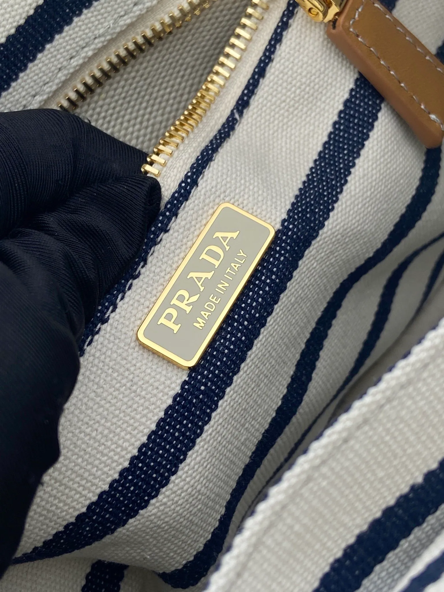 💰1160🎉New handbag🎉1BA038🎉🎉 Inspired by the timeless elements of nautical fashion, this mini handbag reinterprets the classic style. Made of striped cotton canvas with leather trim for a sophisticated and versatile look. Canvas handle, detachable and adjustable logo printed woven strap shoulder strap, detachable leather keychain, can be carried by hand or shoulder, large capacity, so beautiful, another timeless and popular style🎉🎉worth owning🎉🎉 Length 22x height 15x bottom 13cm🎉🎉🎉💰💰💰
